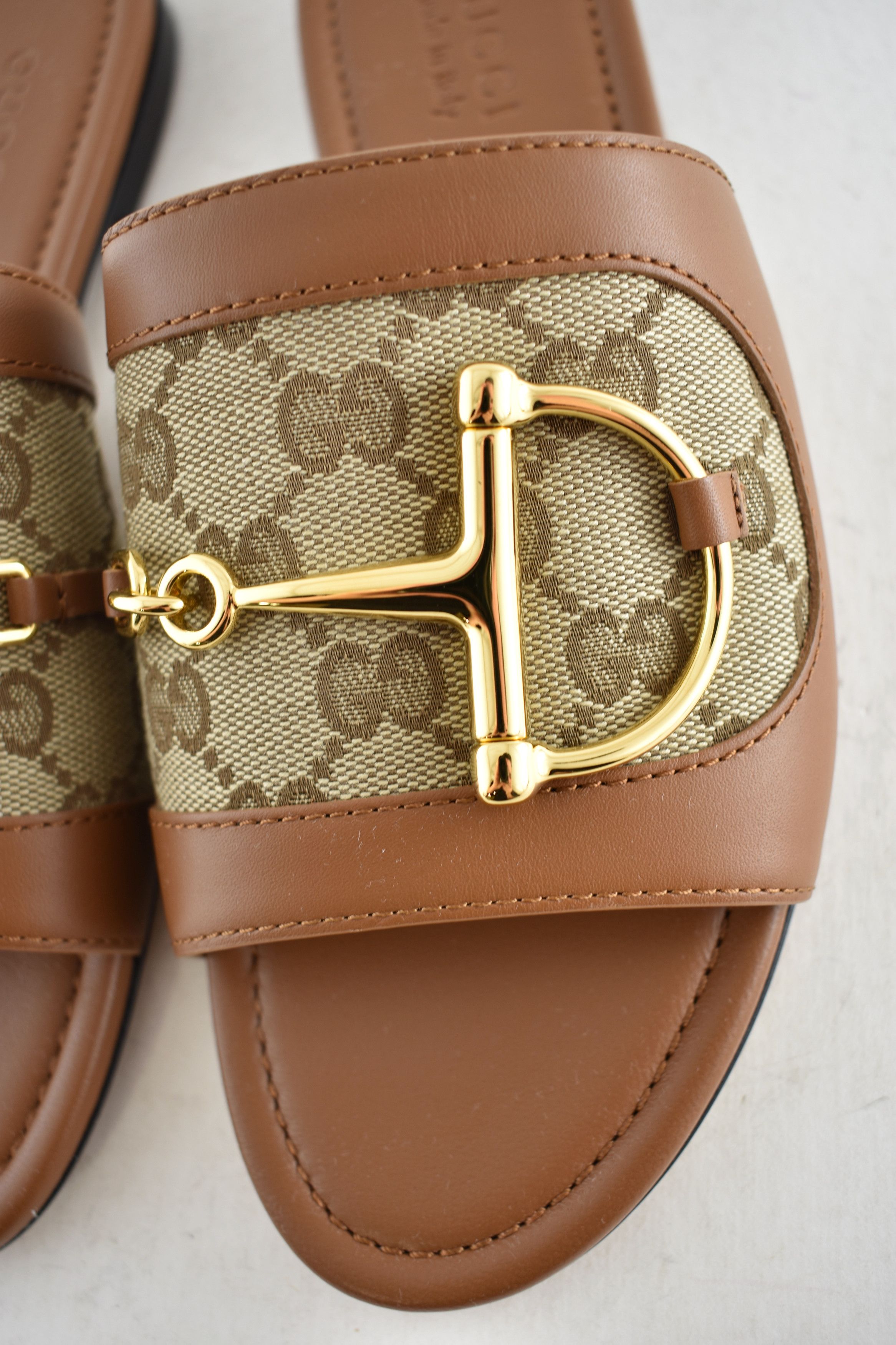 Gucci Gucci Alfa Gold Horsebit GG Canvas Logo Flat Sandal 37.5 Size US 7.5 / IT 37.5 - 10 Thumbnail