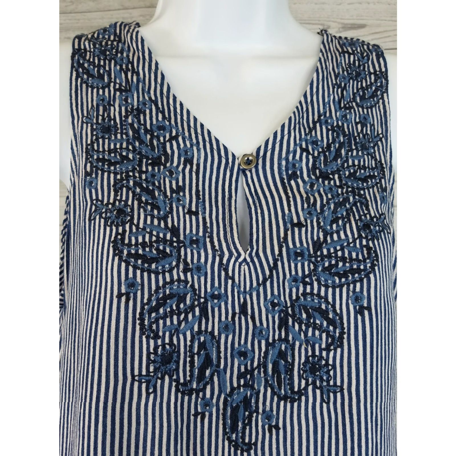 Vintage Knox Rose Womens Sleeveless Top XS Blue Striped Embroidered Keyhole Blouse Size XS / US 0-2 / IT 36-38 - 3 Thumbnail