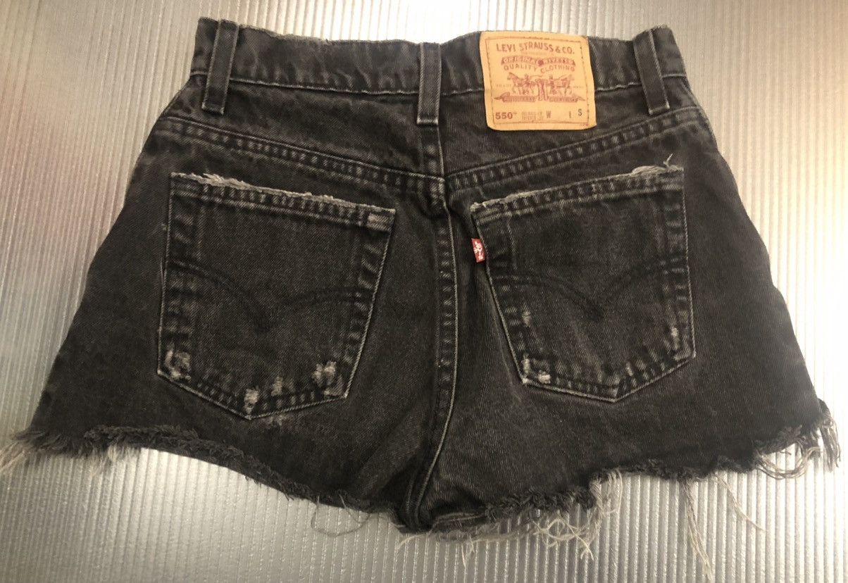 Levi's Levi's 🇺🇸 550 black cutoff shark bite daisy dukes vintage 26 Size 26" / US 2 / IT 38 - 2 Thumbnail