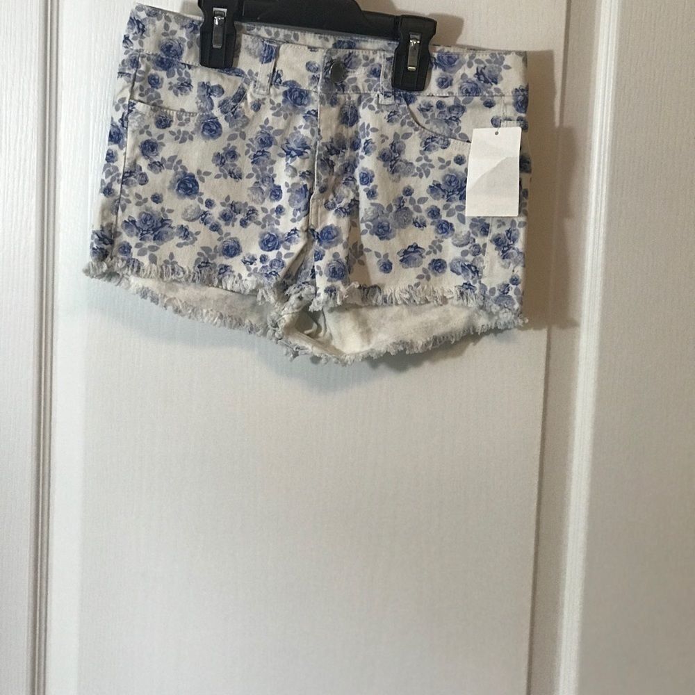 Other NWT H&M divided shorts white blue flower Size 4 Size 27" / US 4 / IT 40 - 8 Thumbnail