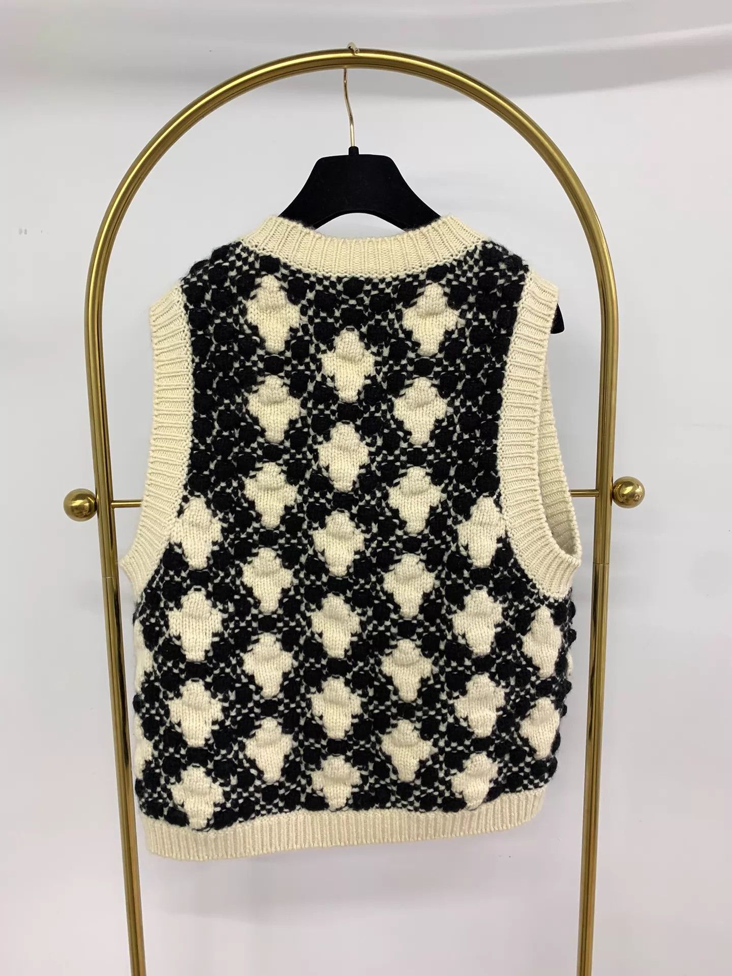 Chanel CHANEL B&W Colorblock Floral Knit Vest Cardigans Women's Size XS / US 0-2 / IT 36-38 - 3 Thumbnail