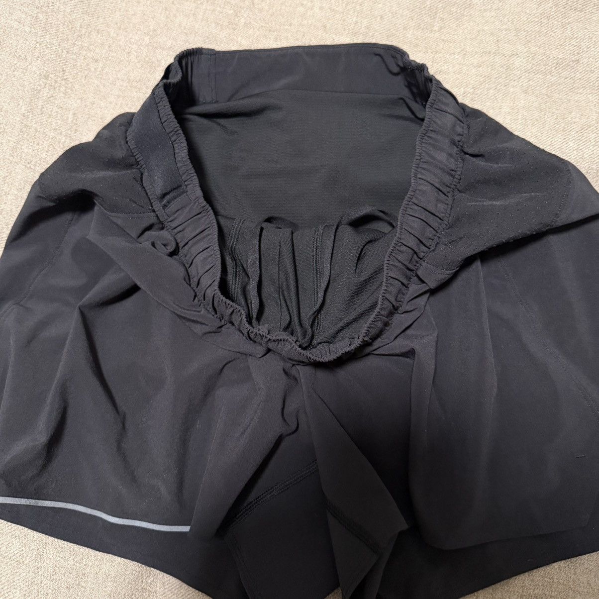 Lululemon Lululemon x Barry’s 4” Surge (milemaker) short Size US 30 / EU 46 - 2 Thumbnail