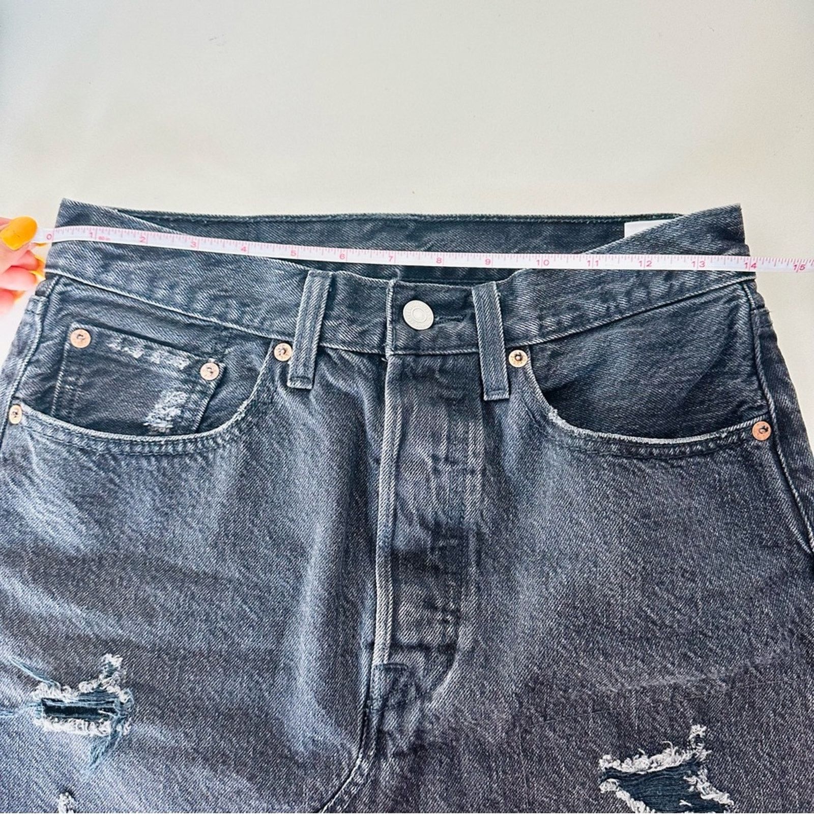 Levi's LEVIS REVOLVE Black Distressed Raw Hem Button Fly Mini Skirt Size 26" / US 2 / IT 38 - 5 Thumbnail