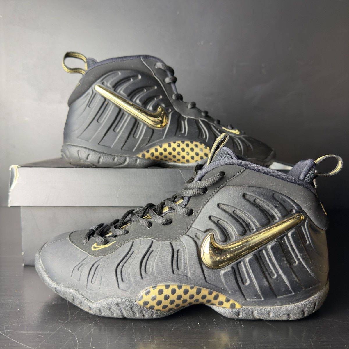 Nike Nike foamposite pro GS Black Metallic Gold **PRE-OWNED** Size US 7 / EU 40 - 1 Thumbnail