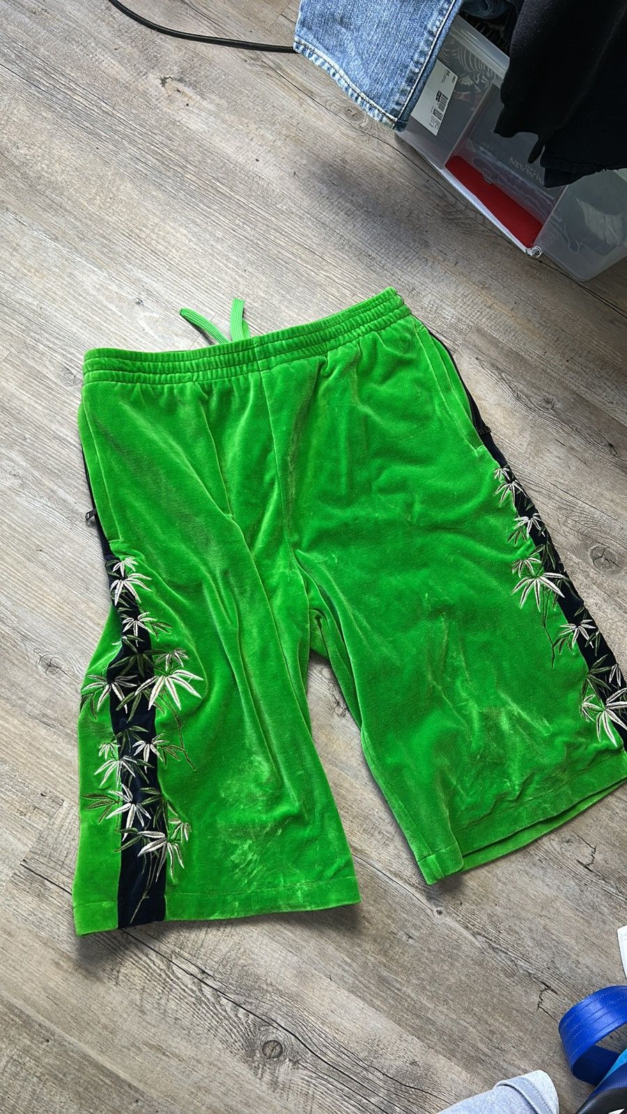 Gucci Sample runway Gucci towel apple green velour shorts Size US 30 / EU 46 - 4 Thumbnail