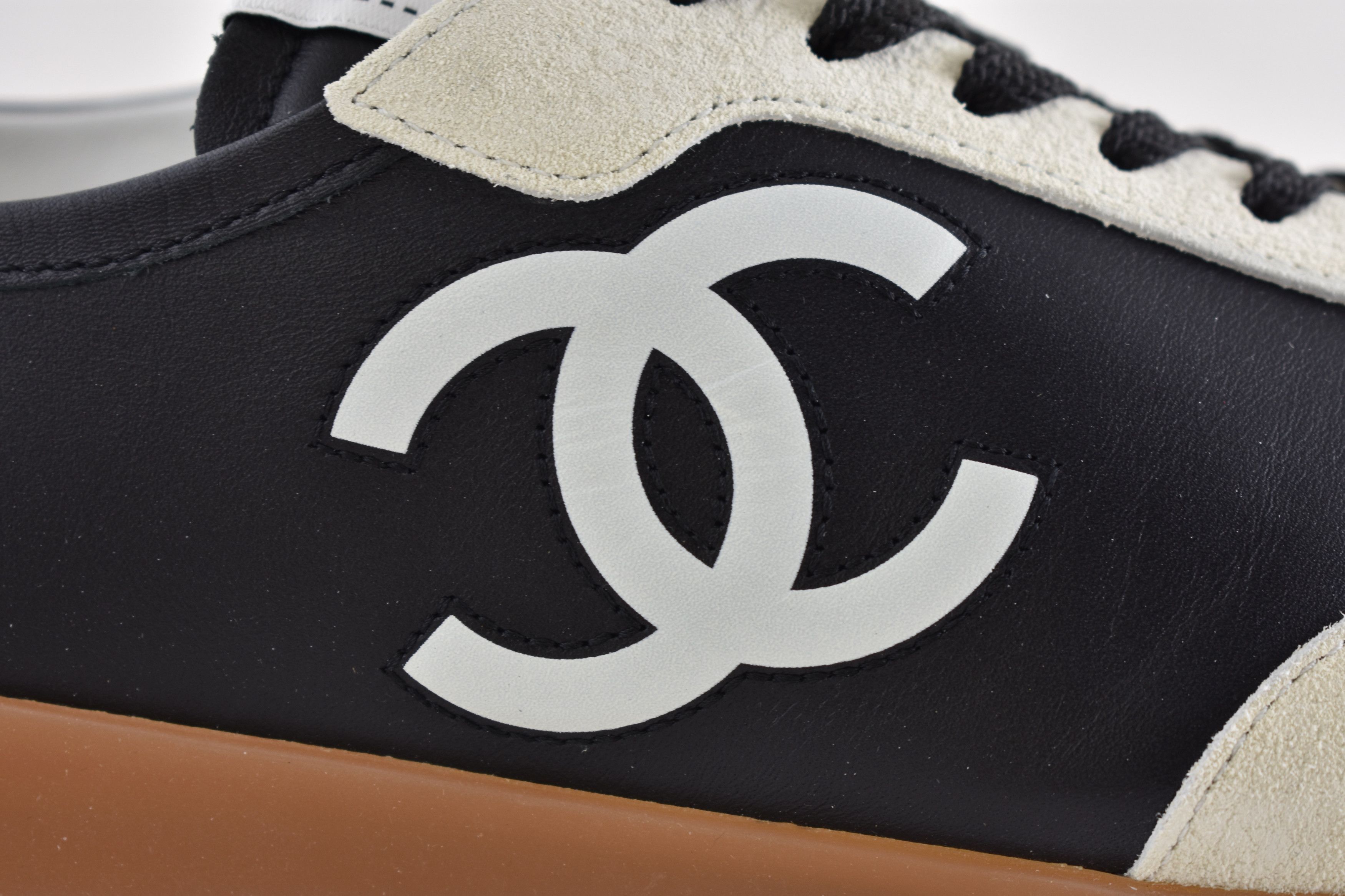 Chanel 26P White Leather Suede CC Logo Runner Trainer Sneaker 39 Size US 9 / IT 39 - 8 Thumbnail
