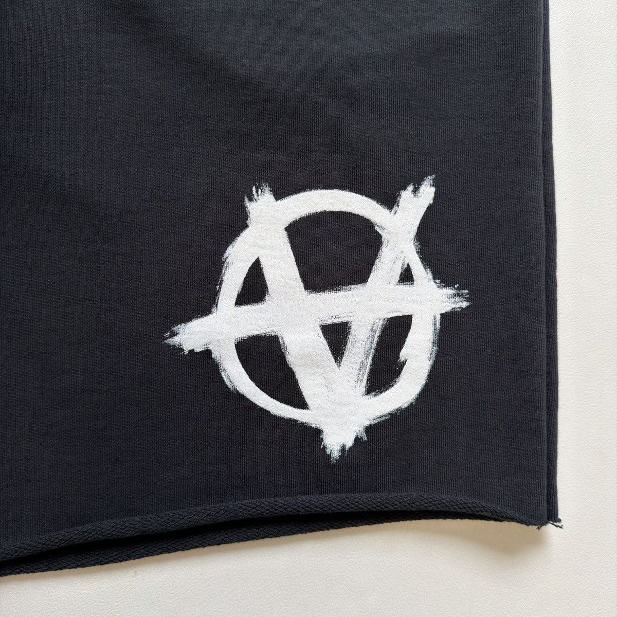 Vetements ‘Anarchy’ Print Black Raw Hem Shorts Size US 32 / EU 48 - 9 Thumbnail