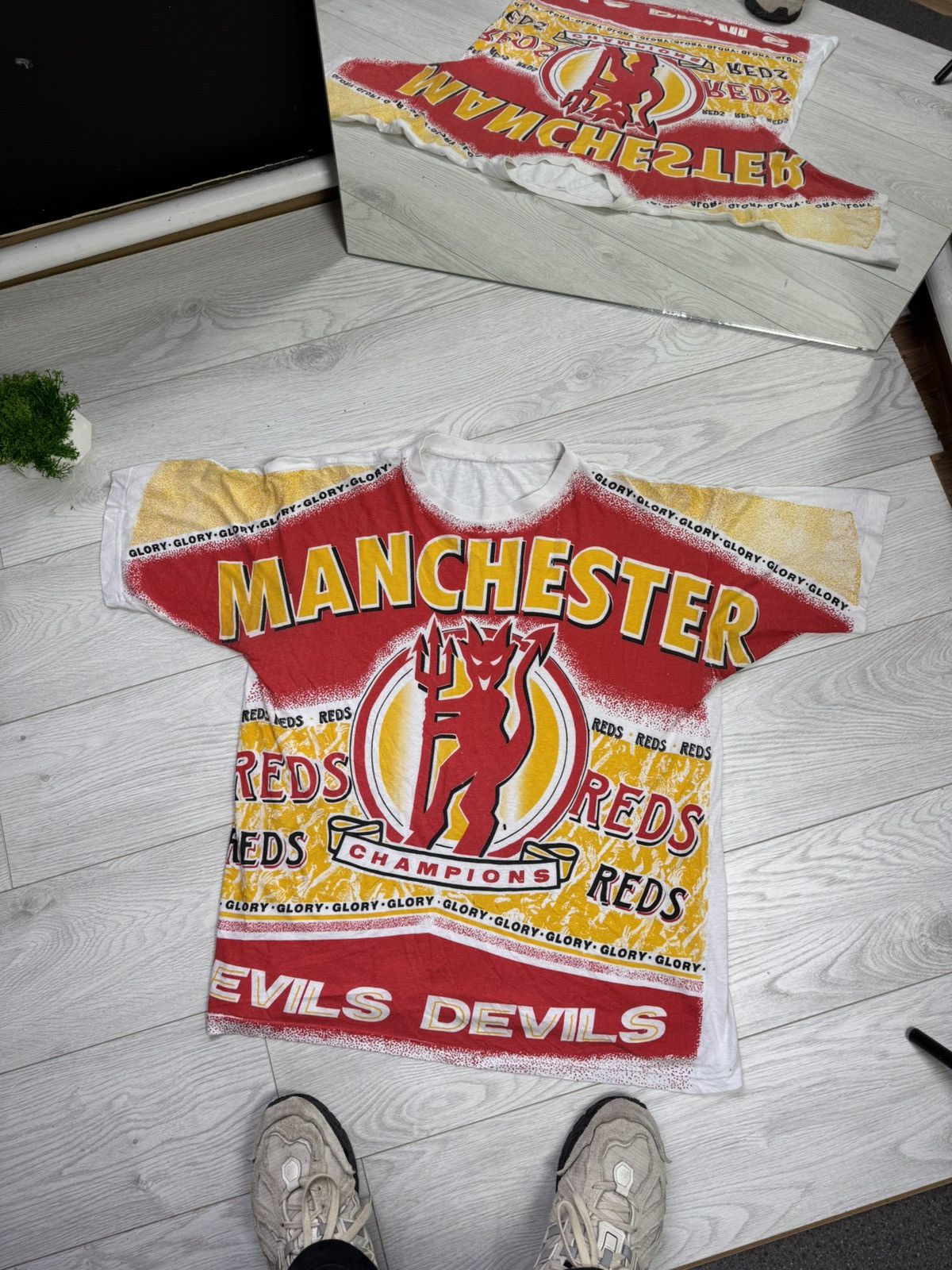 Vintage Vintage 90s Manchester United All Over Print T-shirt RARE Size US XL / EU 56 / 4 - 1 Thumbnail