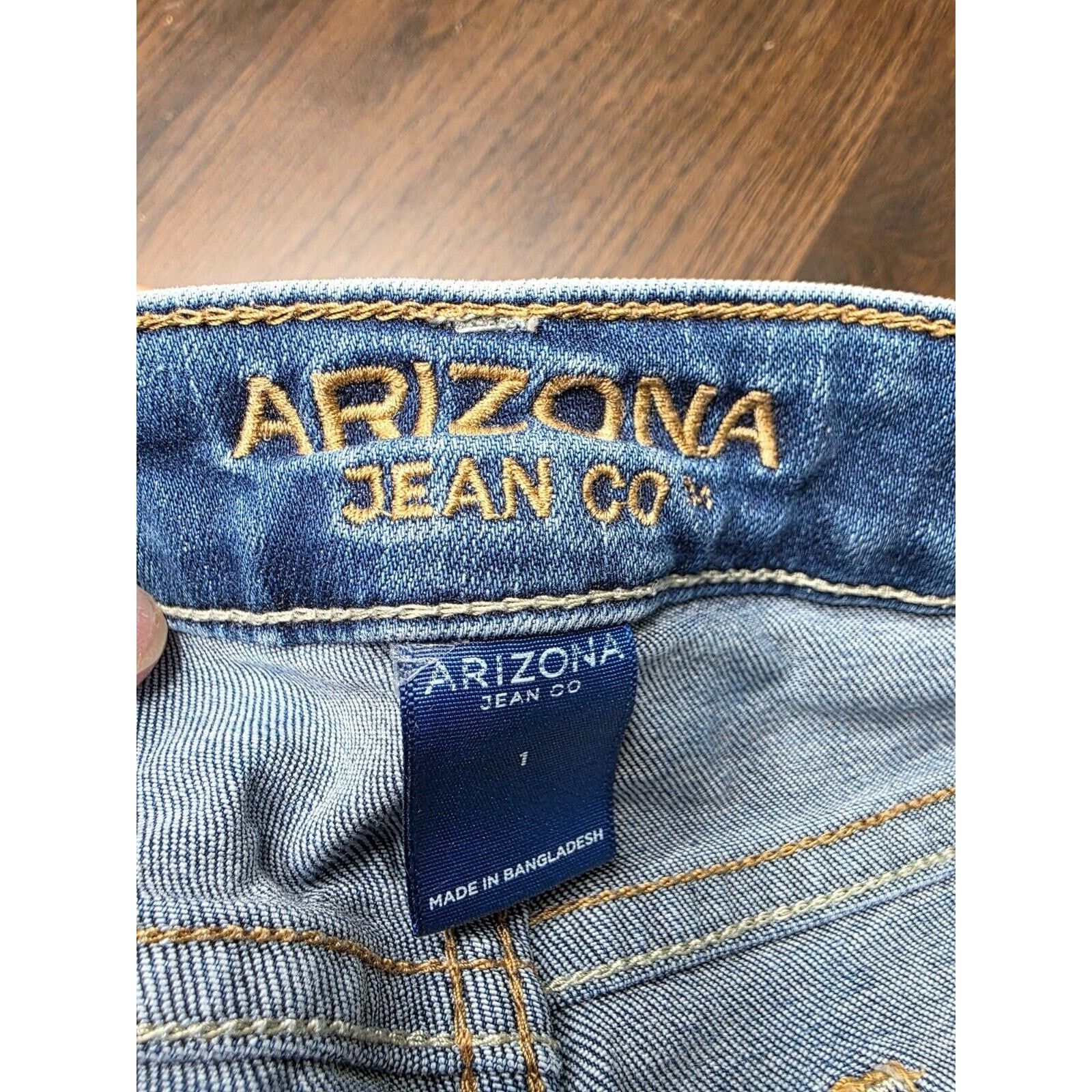 Arizona Jean Co. Arizona distressed jean shorts. soft & stretchy size 1 Size 25" / US 0 / IT 36 - 9 Thumbnail