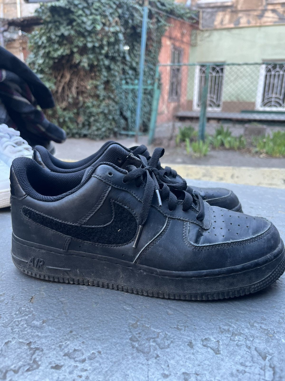 Nike Black air force 1 with velcro on the logo Size US 9 / EU 42 - 5 Thumbnail