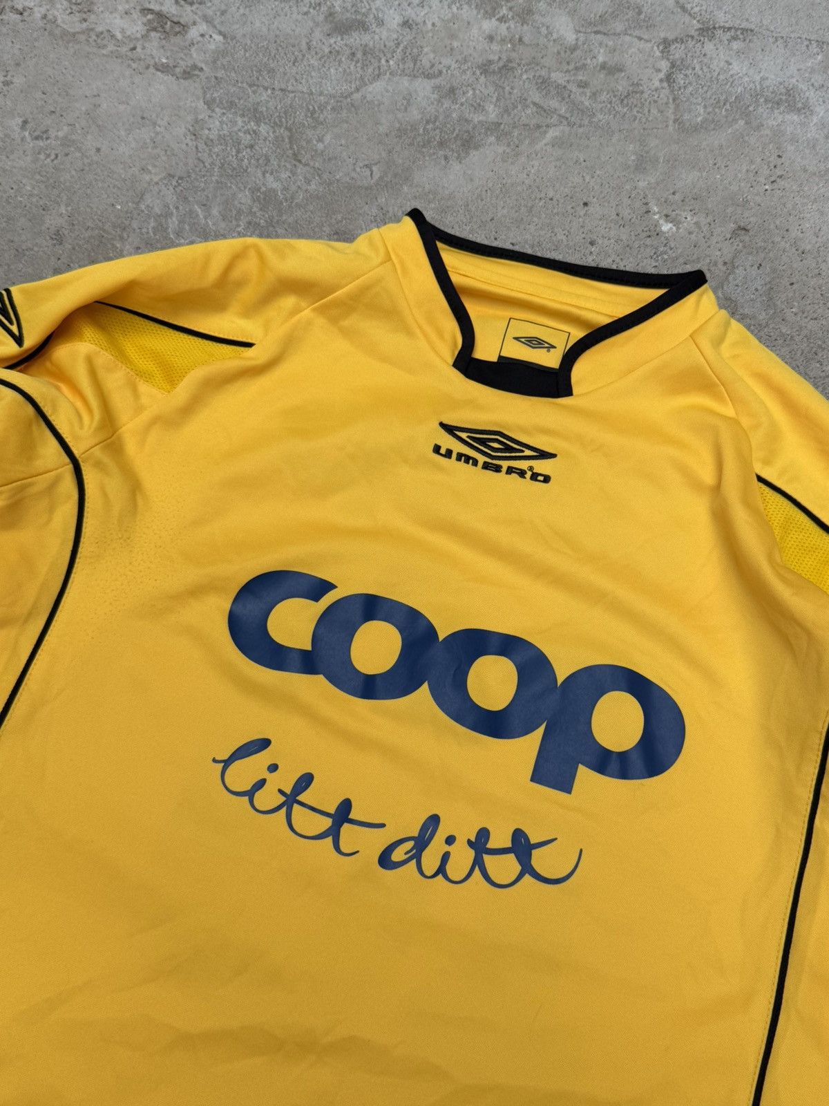 Umbro VINTAGE MESSI UMBRO JERSEY NR 10 Size US M / EU 48-50 / 2 - 9 Thumbnail
