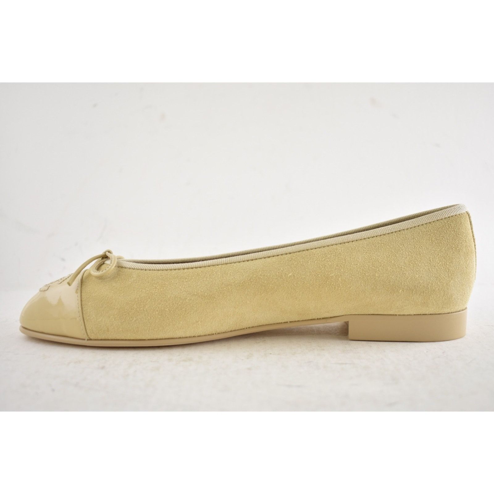 Chanel Chanel Beige Suede Patent CC Bow Tie Ballet Flat 41 Size US 10 / IT 40 - 15 Thumbnail