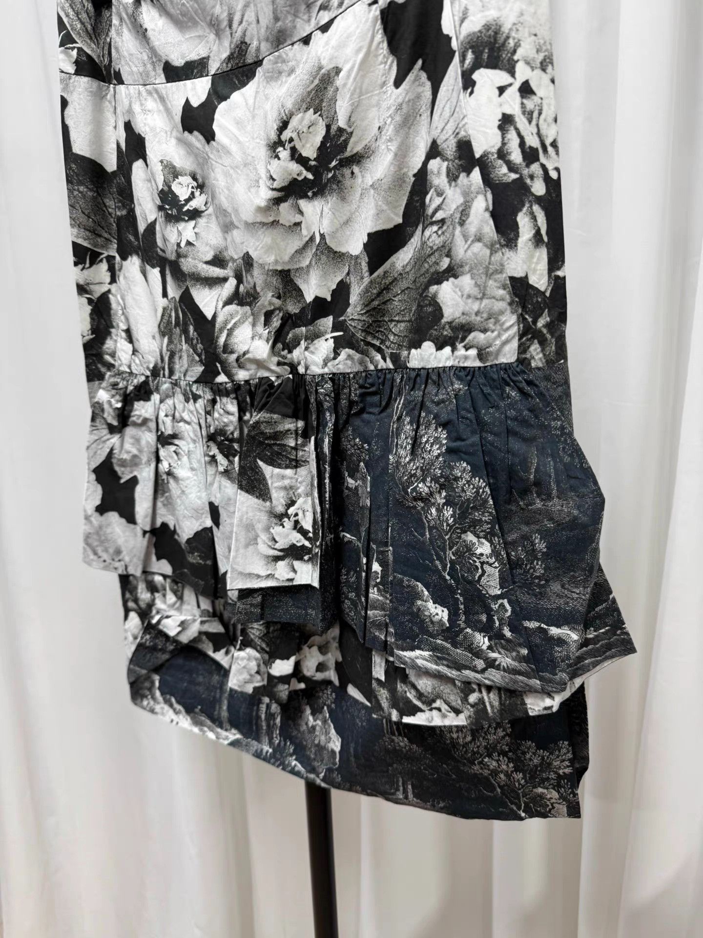 Dries Van Noten Dries van noten Printed Ruffle Hem Bodycon Skirt K20 Size 25" / US 0 / IT 36 - 2 Thumbnail