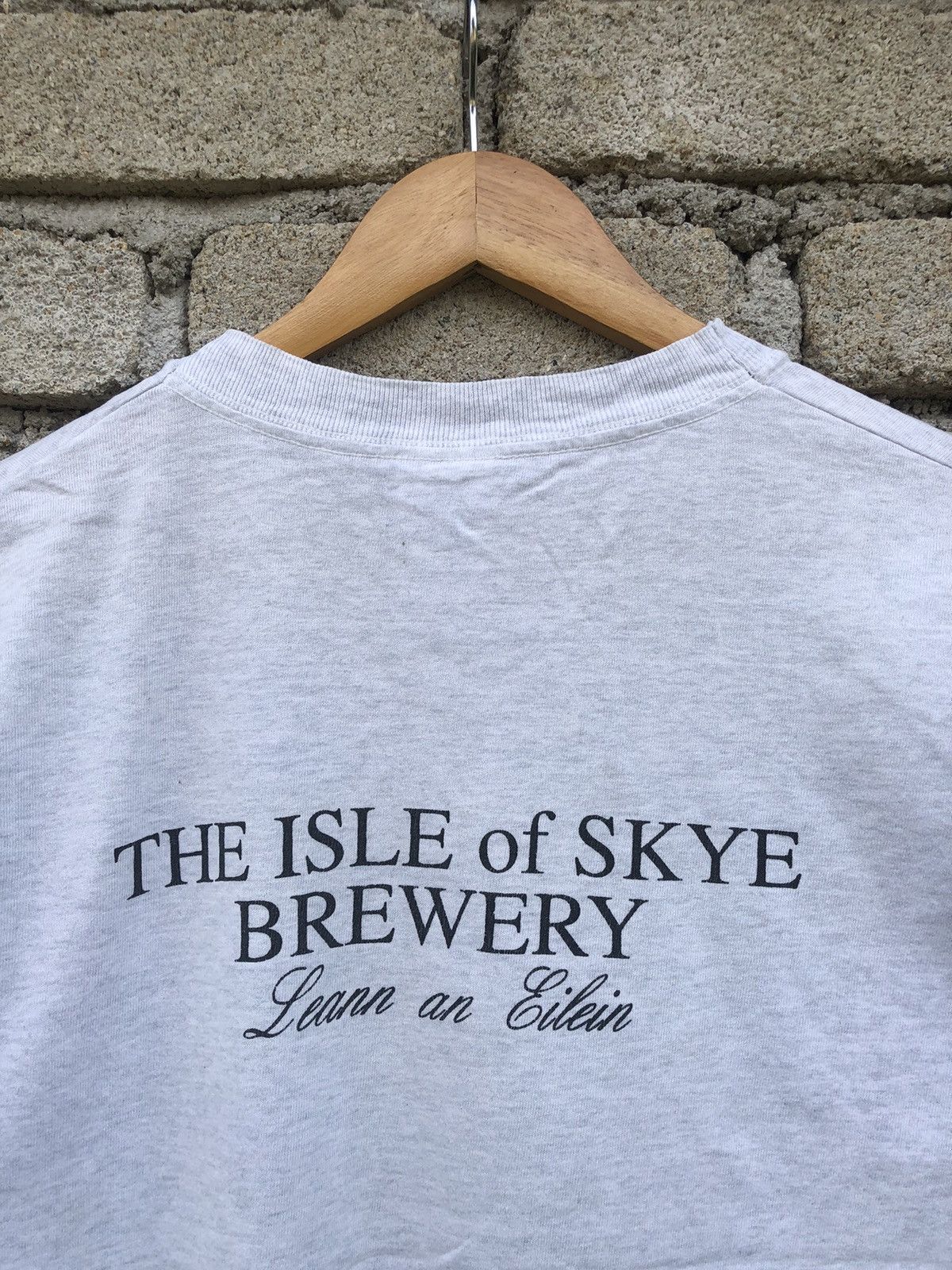 Vintage Vintage 90s The Isle Of Skye Brewery Leann An Eilein Tee Size US M / EU 48-50 / 2 - 11 Thumbnail