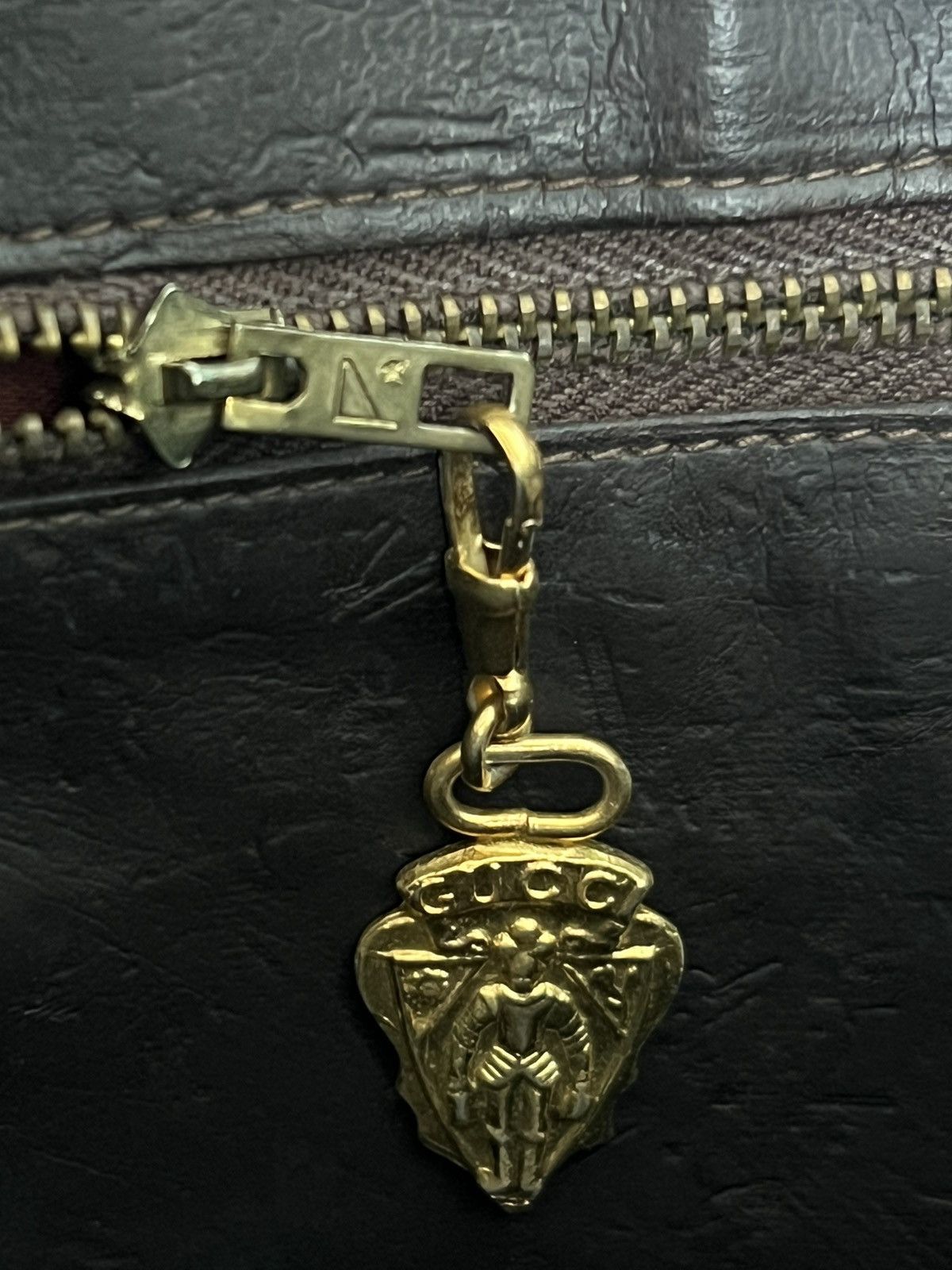 Genuine Leather × Gucci Vintage 1980s Gucci GG Crossbody Leather Sling Bag Size ONE SIZE - 9 Thumbnail