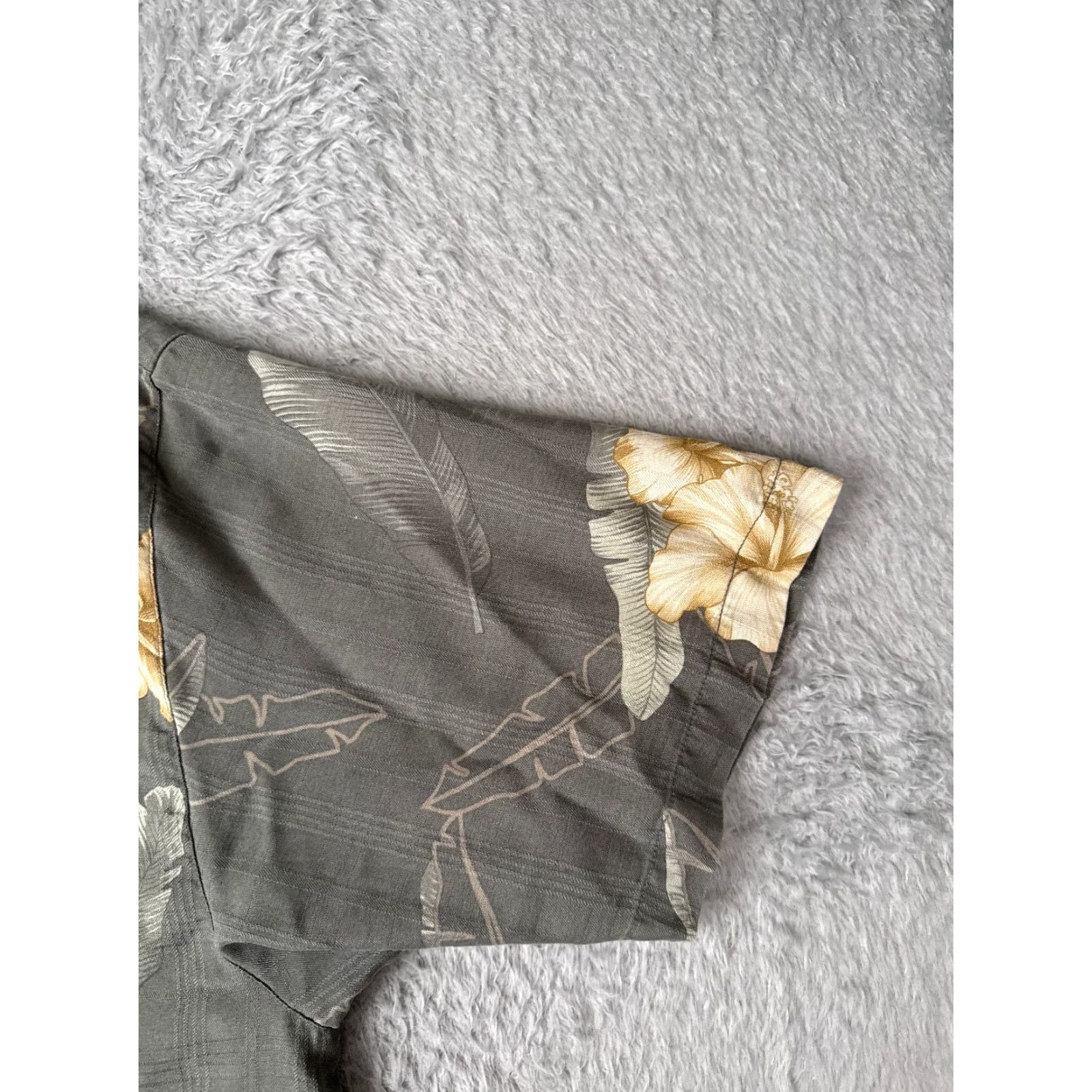 Tommy Bahama Tommy Bahama Shirt Men L Gray Floral Button-Up Silk Hawaiian Aloha Beach Vacation 100% Silk Relaxed Short Sleeve Mens Size US L / EU 52-54 / 3 - 2 Thumbnail