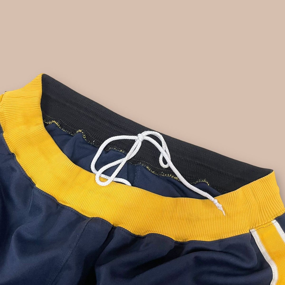 Nike VTG 90's Nike University of California Golden Bears Shorts Size US 34 / EU 50 - 7 Thumbnail