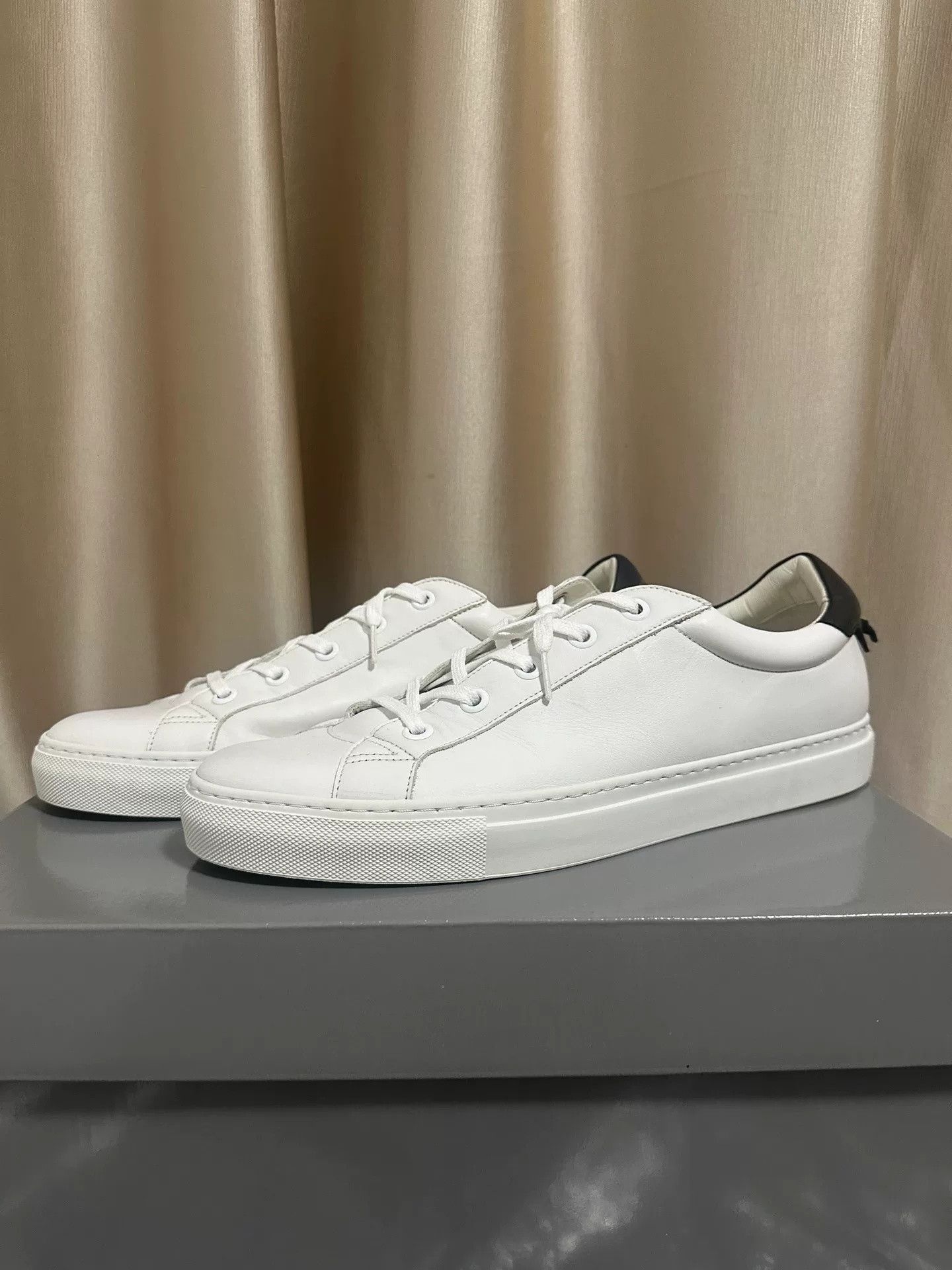 Givenchy Givenchy Black Tail Low-Top Sneakers Size US 12 / EU 45 - 1 Thumbnail