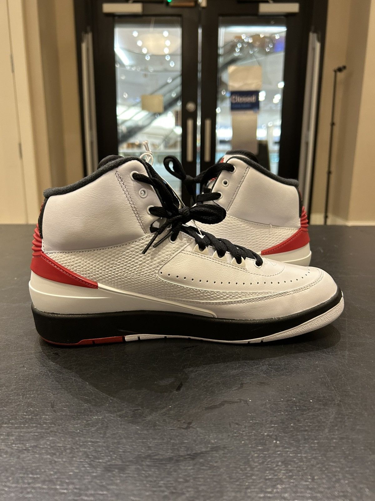 Jordan Brand Jordan 2 Retro OG ‘Chicago’ Size US 8.5 / EU 41-42 - 3 Thumbnail