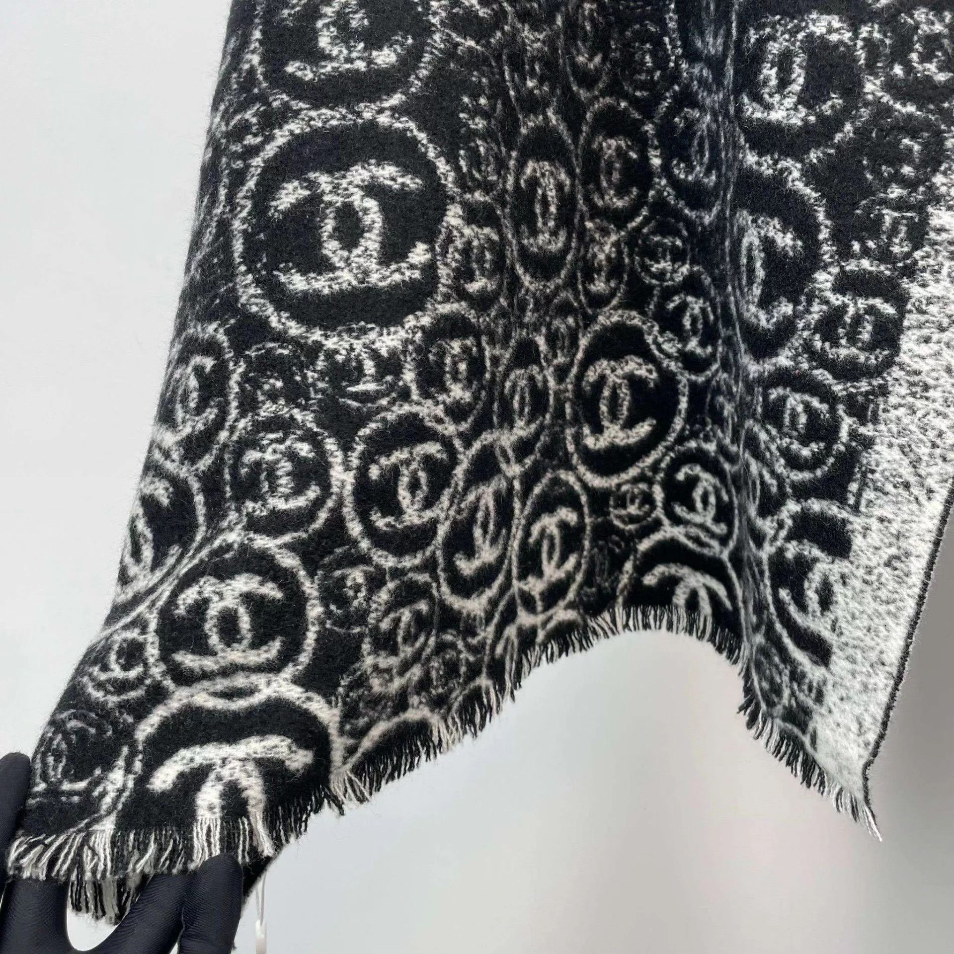Chanel Chanel 200/70 cashmere scarf black white full print logo Size ONE SIZE - 4 Thumbnail