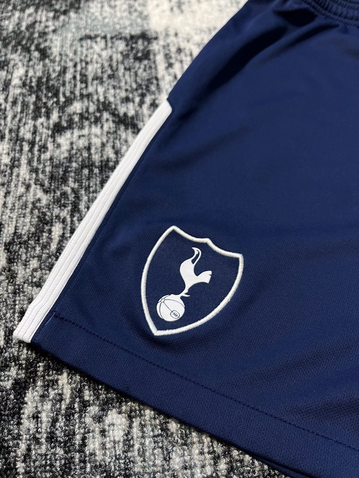 Nike Vintage Nike Tottenham Shorts Soccer Jersey Y2K STYLE 90s Size US 32 / EU 48 - 2 Thumbnail