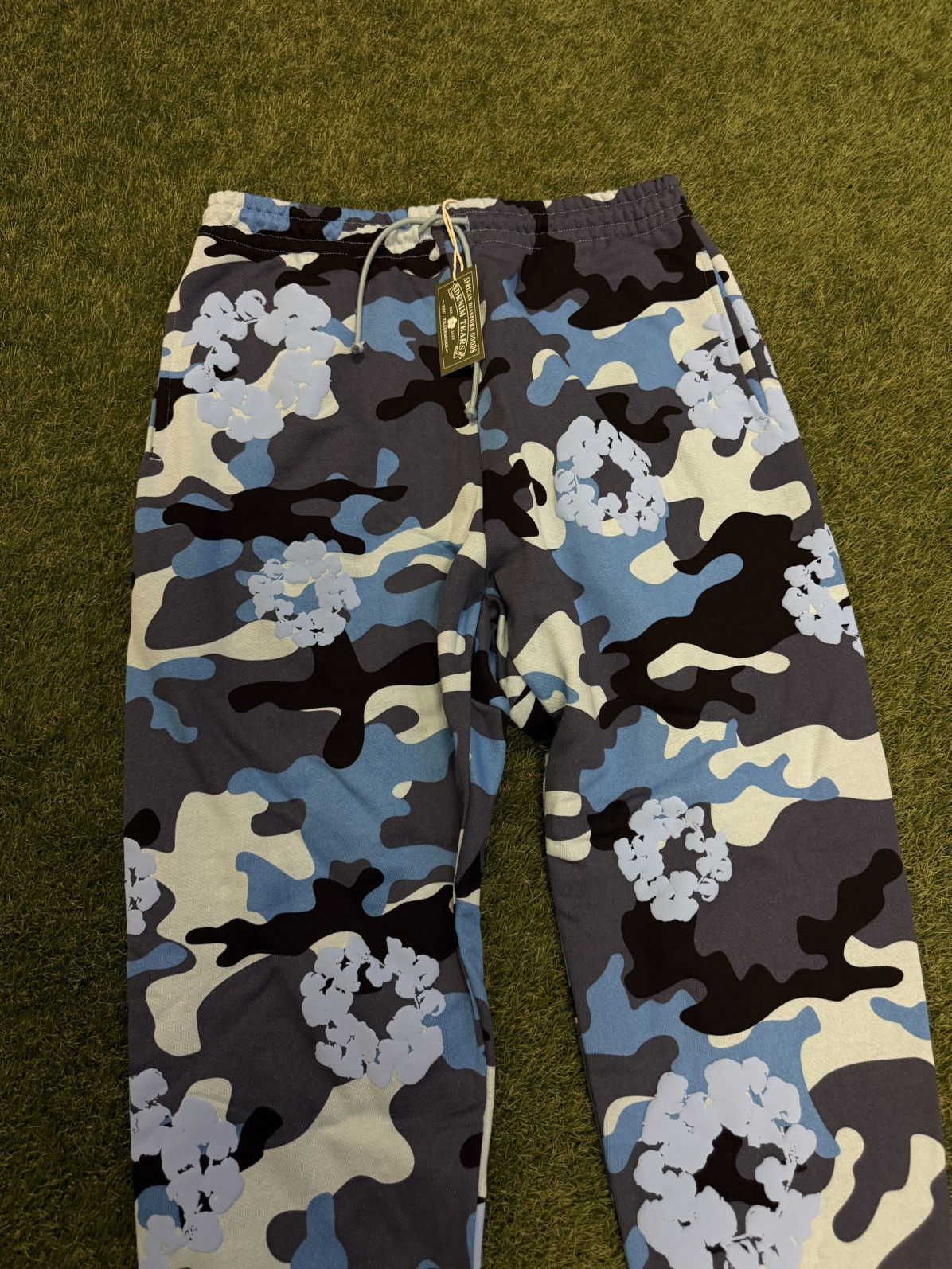 DENIM TEARS Denim Tears Cotton Wreath Sweatpants Size XXL (NEW) Size US 36 / EU 52 - 4 Thumbnail
