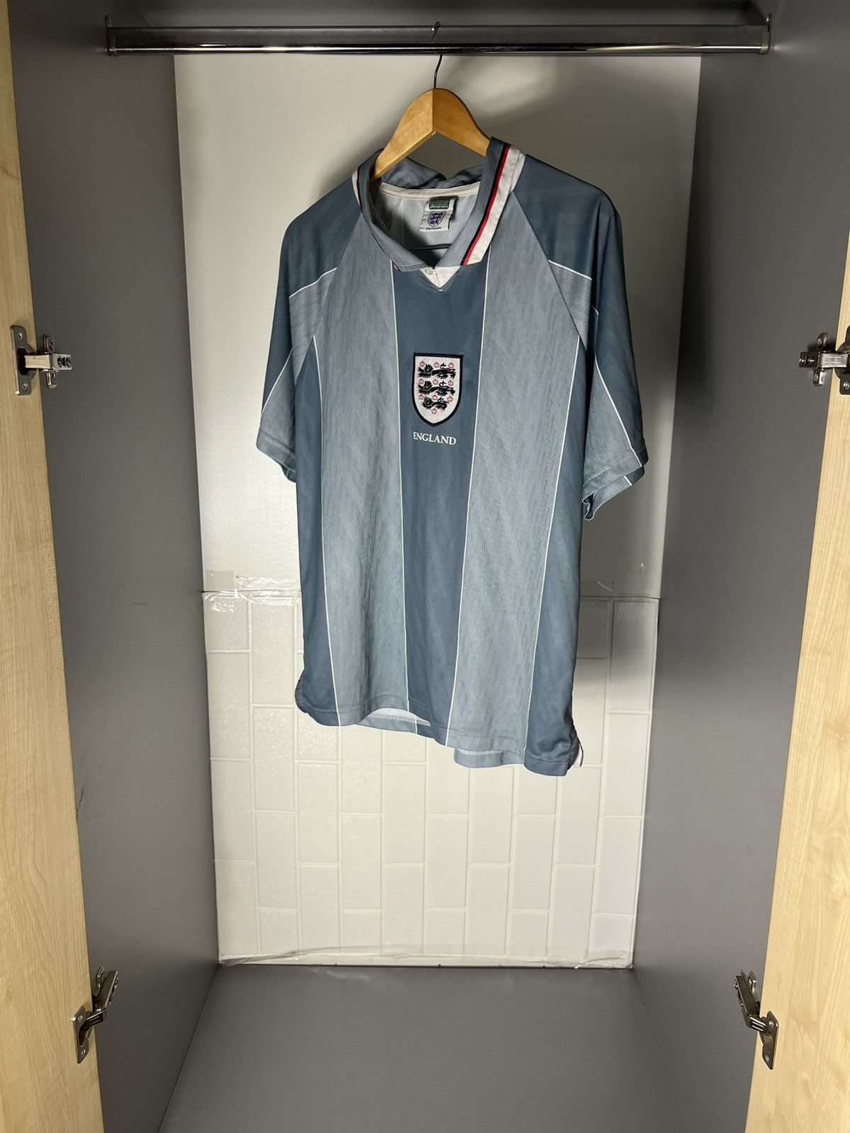 Vintage VERY RARE UMBRO ENGLAND RETRO SOCCER JERSEY MANCHESTER 90s Y2K Size US L / EU 52-54 / 3 - 8 Thumbnail