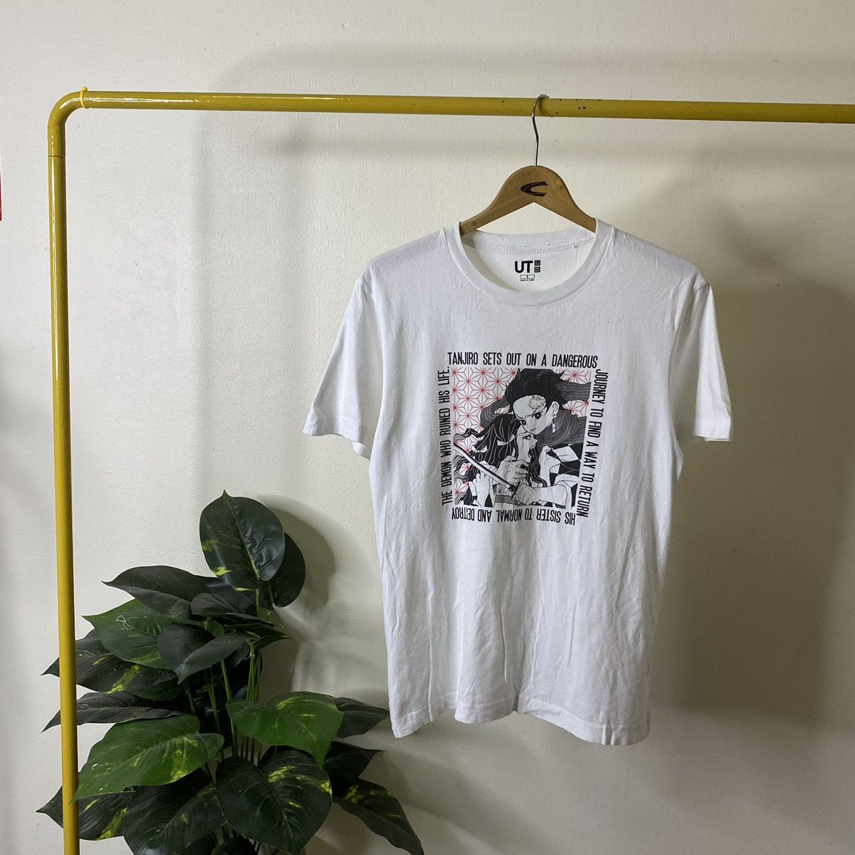 Anime Demon Slayer x UNIQLO Kimetsu no Yaiba Anime Manga Series T Size US S / EU 44-46 / 1 - 1 Thumbnail