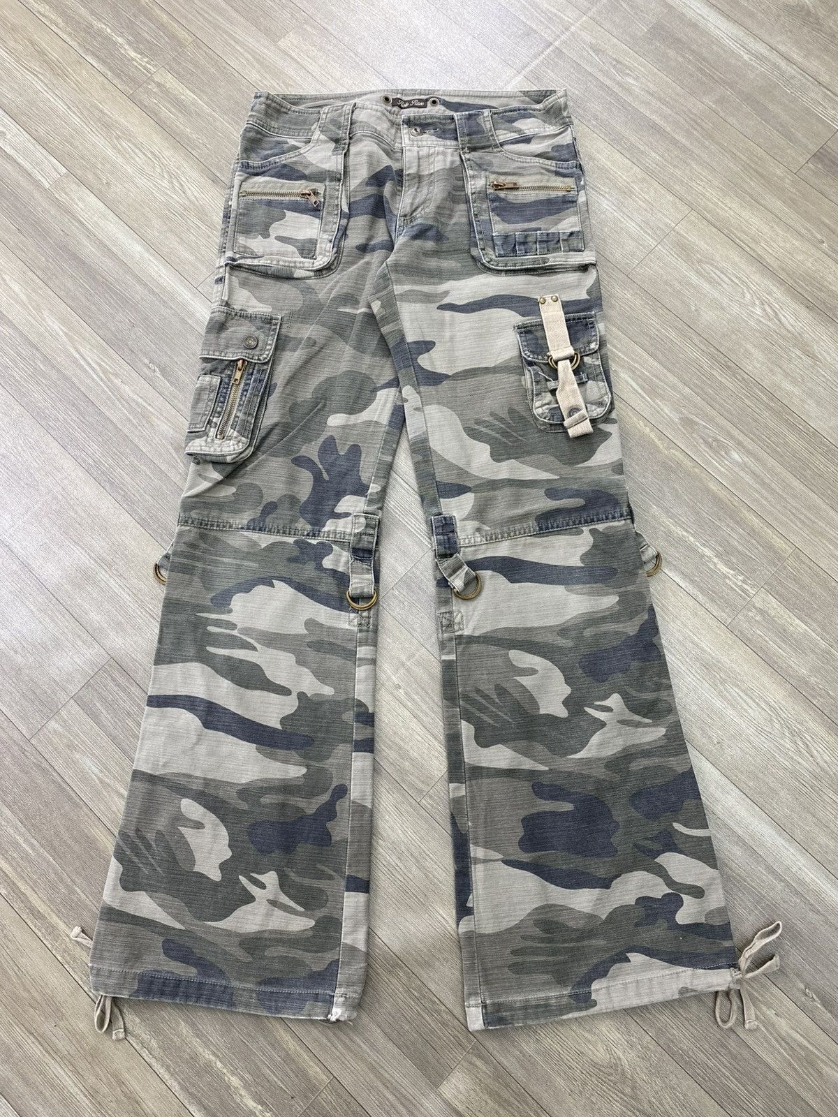 If Six Was Nine 2000s Rote Rose 3D Bondage Multipocket Camo Flared Pants Y2K Size US 28 / EU 44 - 1 Thumbnail