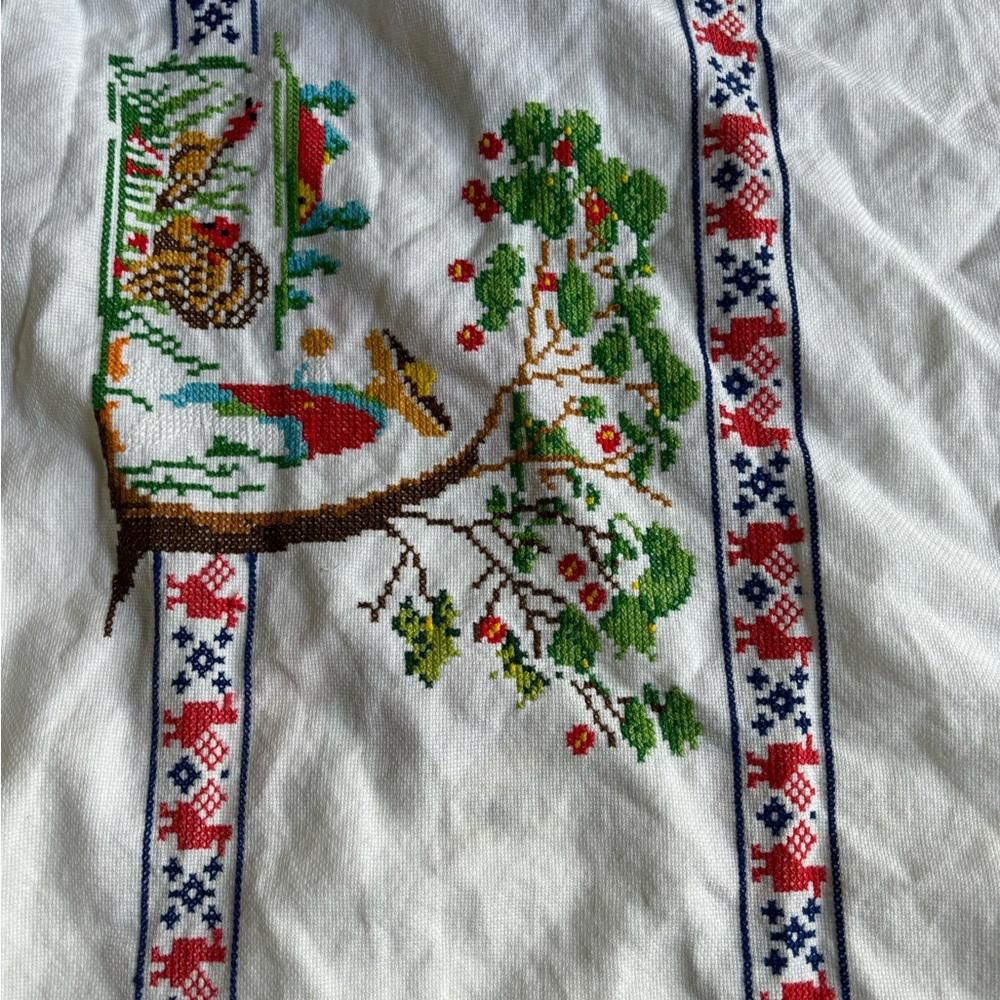 Designer Vintage Mexican Embroidered Tablecloth with 12 Napkins Size ONE SIZE - 9 Thumbnail