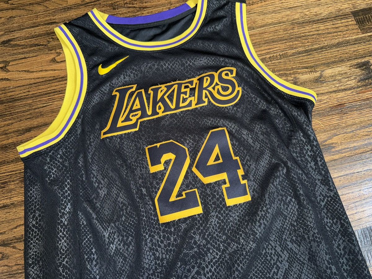 Nike Kobe Bryant #24 Nike Lakers Mamba City Jersey Swingman Sz 52 Size US L / EU 52-54 / 3 - 3 Thumbnail