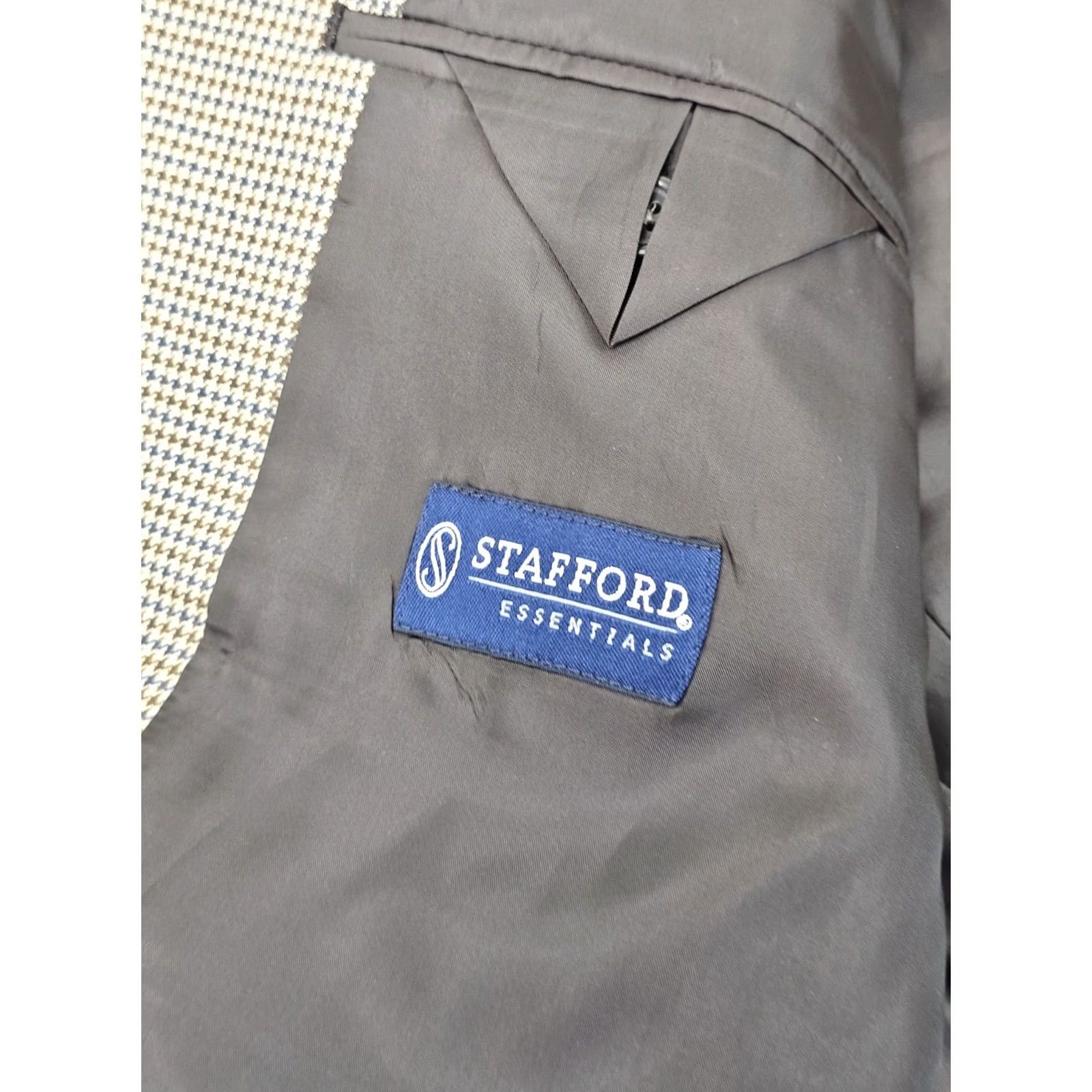 Stafford Stafford Essentials Tan & Navy Houndstooth Sport Coat Men 42 Short EUC Wool Wool Blend Beig e Decade/Theme: Sports Size US 42 / EU 58 - 4 Thumbnail