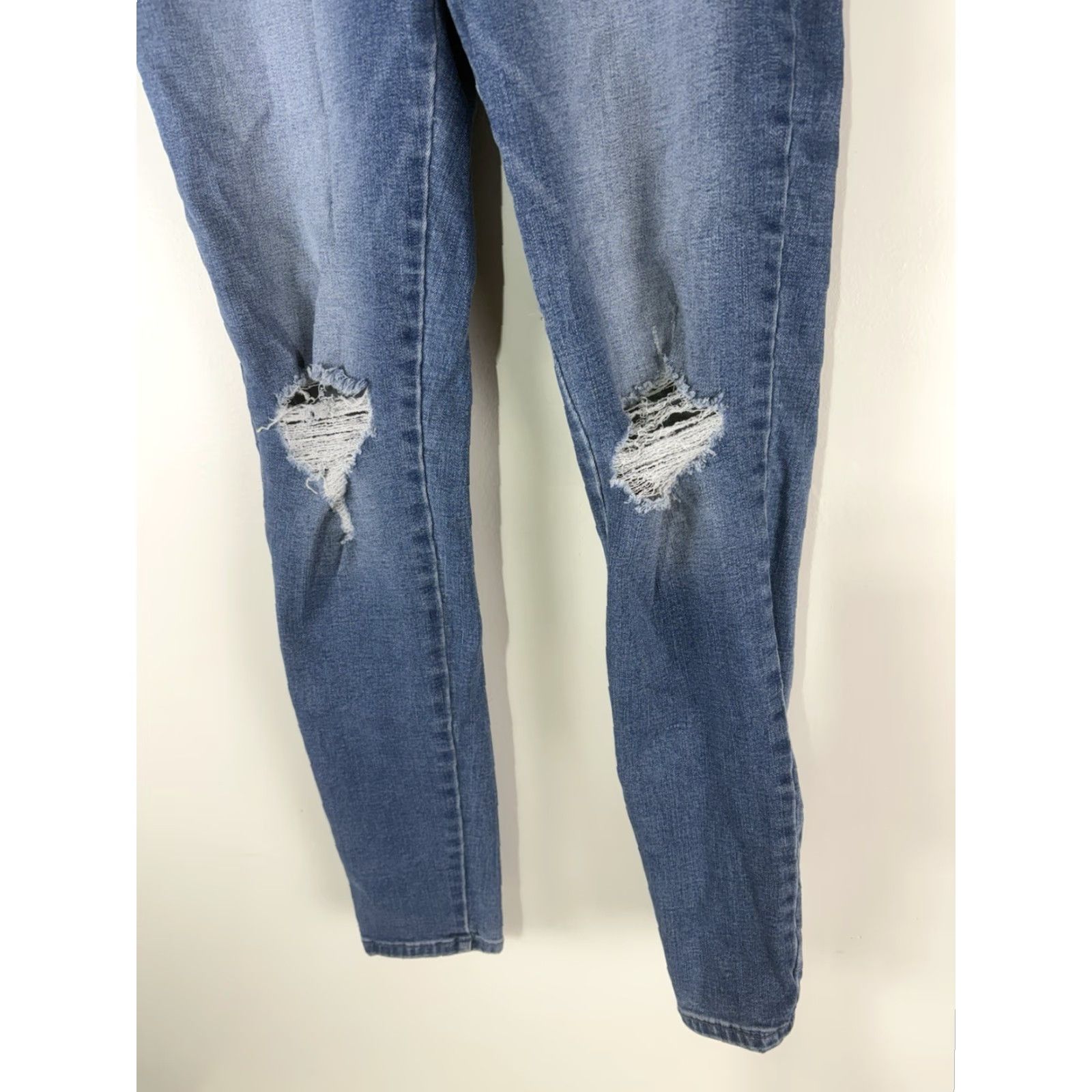 Vintage Jennifer Lopez Lt Wash Distressed Pull On Skinny Jeans Womens Size 6 Size 28" / US 6 / IT 42 - 3 Thumbnail