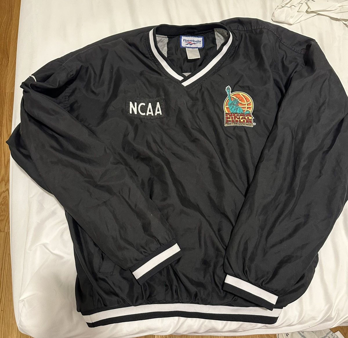 Vintage Vintage 1996 Final Four NYC Long Sleeve Size US XL / EU 56 / 4 - 4 Thumbnail