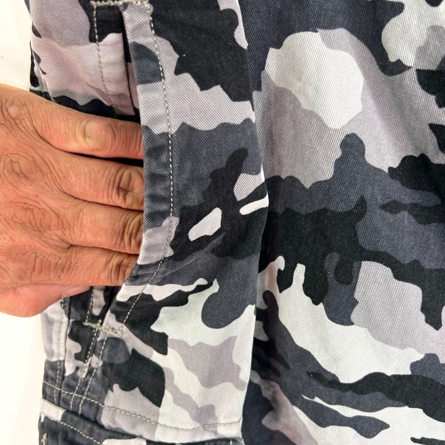 Levi's VINTAGE Levis Camo Cargo Shorts Mens Size 42 Gray Pocket Size US 42 / EU 58 - 3 Thumbnail