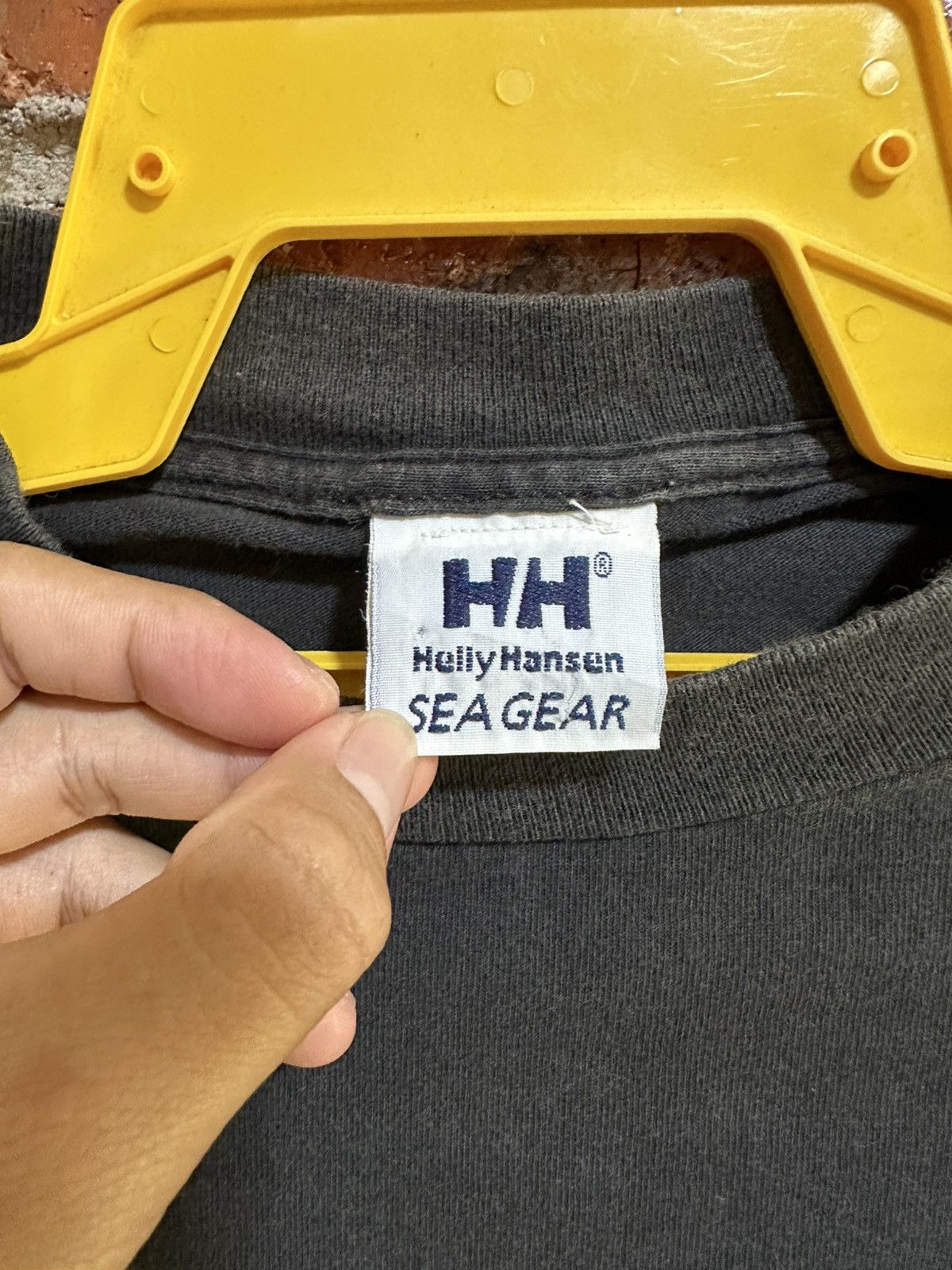 Helly Hansen Vintage Helly Hensen Because The World Isn’t Flat Faded Tee Size US M / EU 48-50 / 2 - 5 Thumbnail