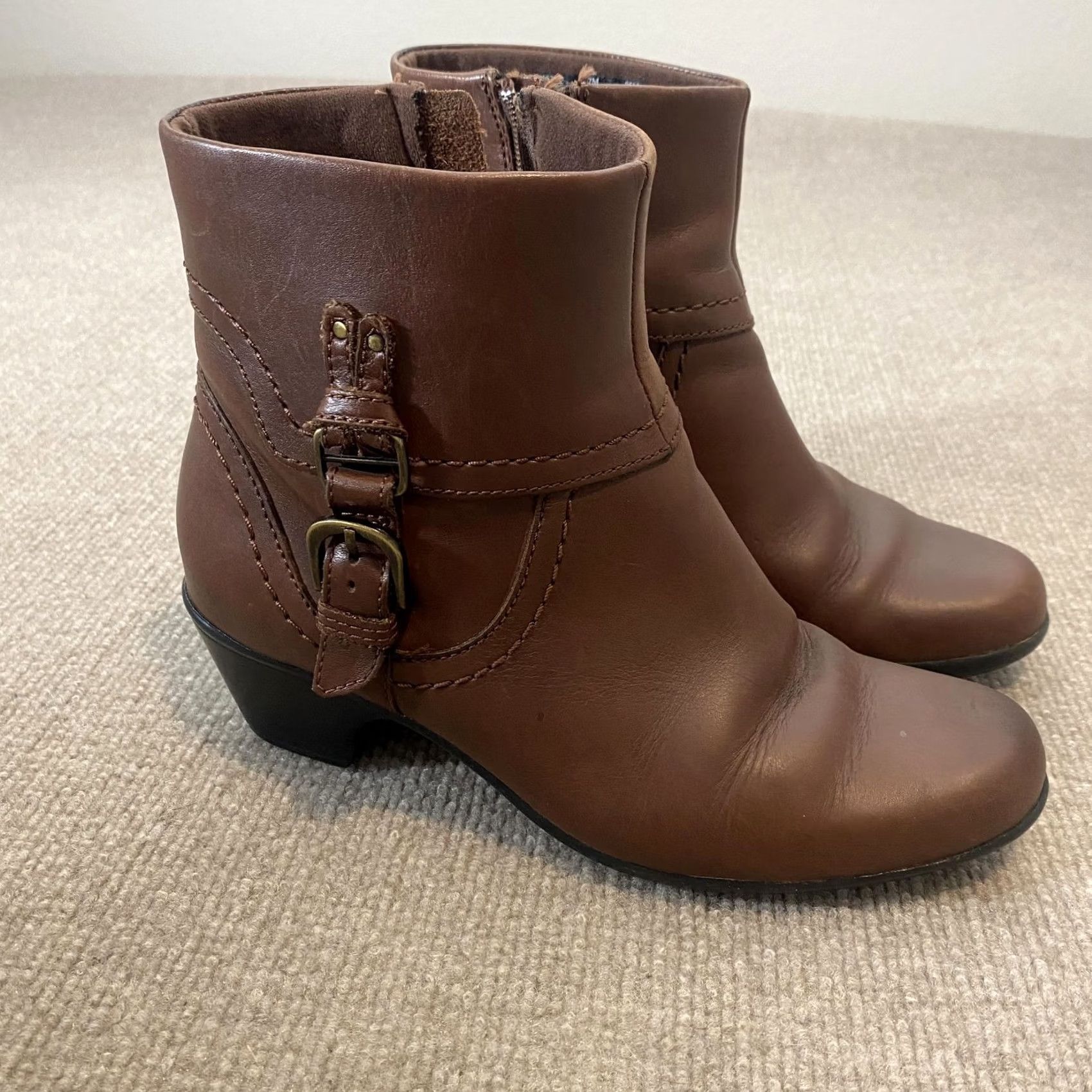 Clarks Clarks Bendables Booties Womens 7 Brown Leather Ankle Zip Buckle Low Heel Casual Workwear Bootie Women Brown Leather Ankle Boot Clarks Bendables Size US 7 / IT 37 - 2 Thumbnail