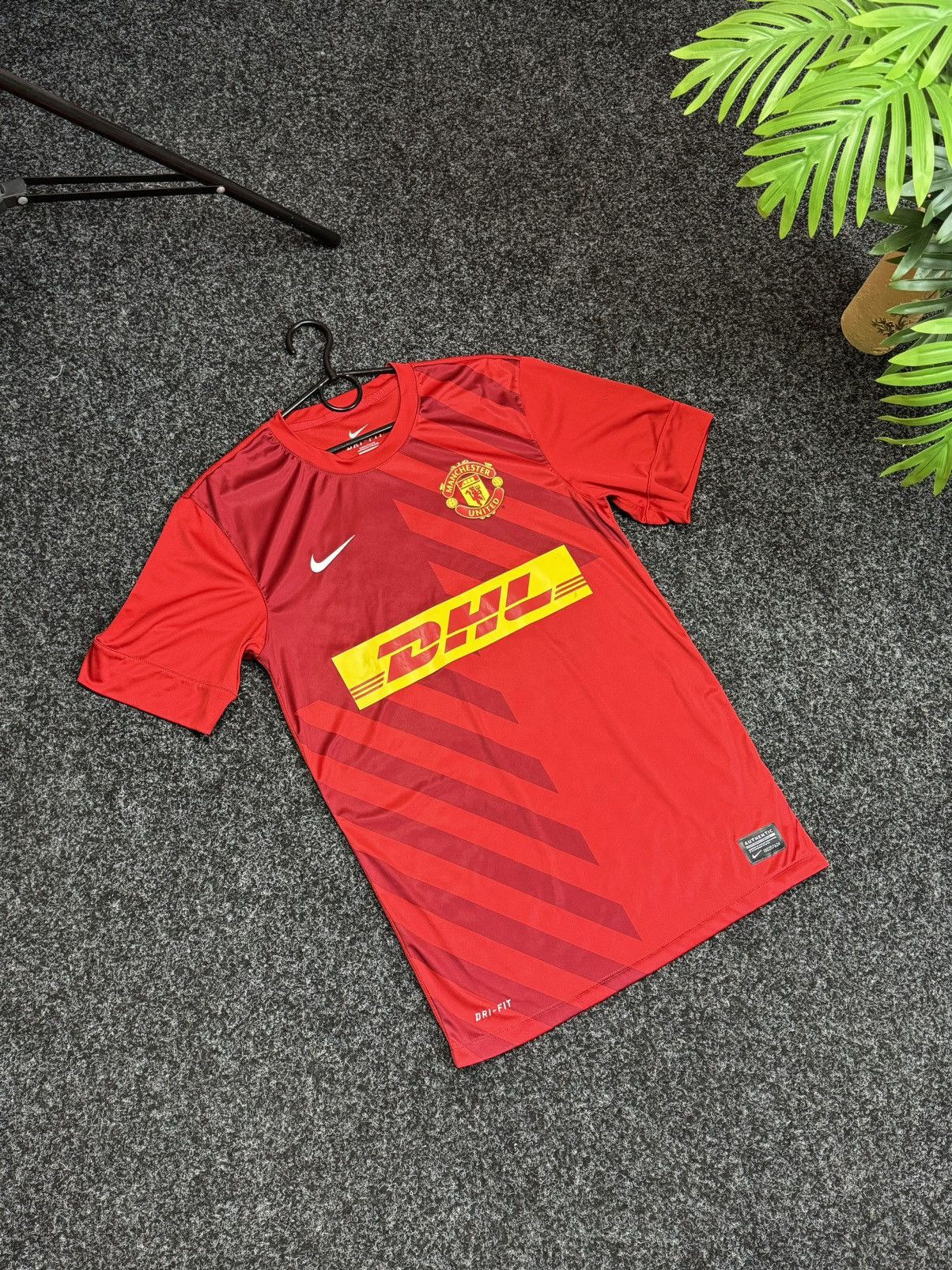 Nike MANCHESTER UNITED TRAINING FOOTBALL JERSEY NIKE VINTAGE Size US S / EU 44-46 / 1 - 1 Thumbnail