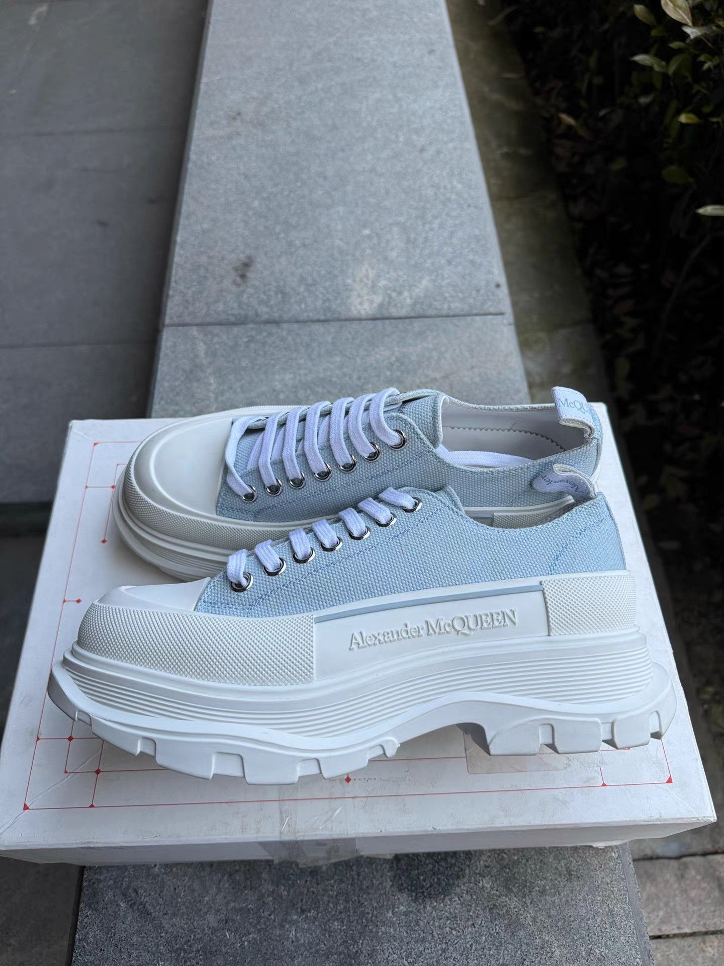 Alexander McQueen Blue Low-Top Sneakers Size 7 Size US 7 / EU 40 - 1 Thumbnail