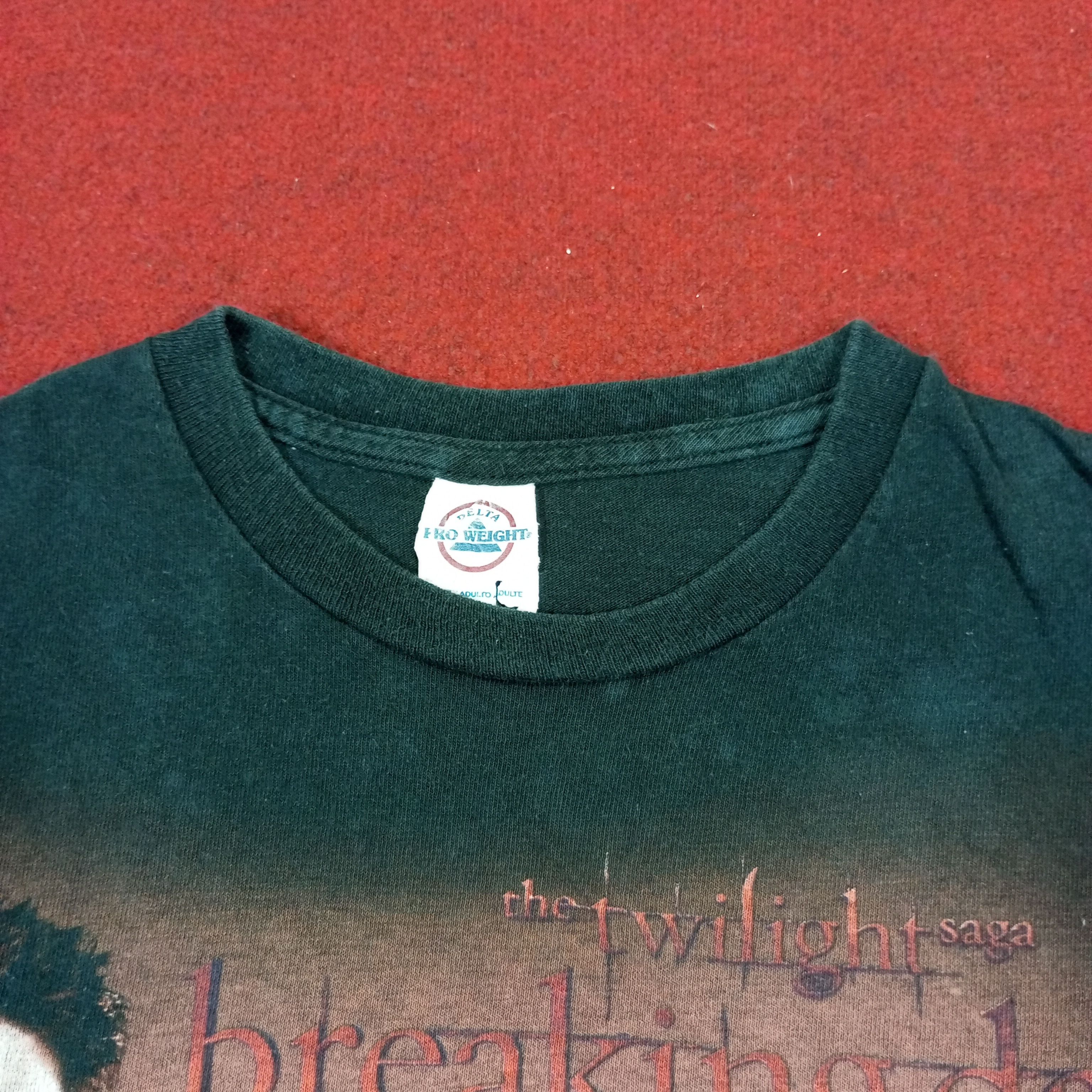 Vintage Twilight Saga Movie Tshirt Edward Jacob Size US M / EU 48-50 / 2 - 6 Thumbnail