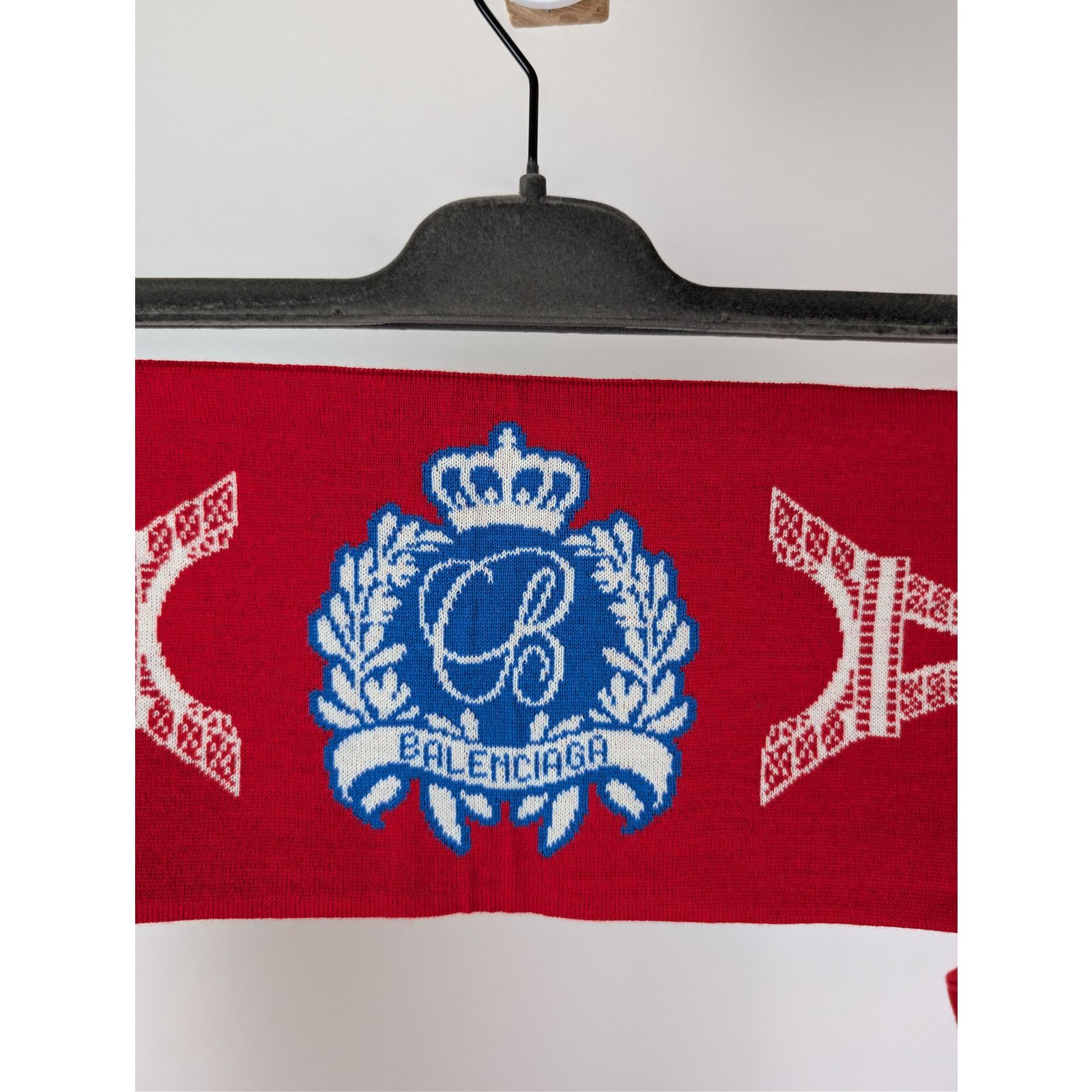 Balenciaga o1rshd1 Size: OS / Q:2 / Football Scarf in Red/White Size ONE SIZE - 9 Thumbnail