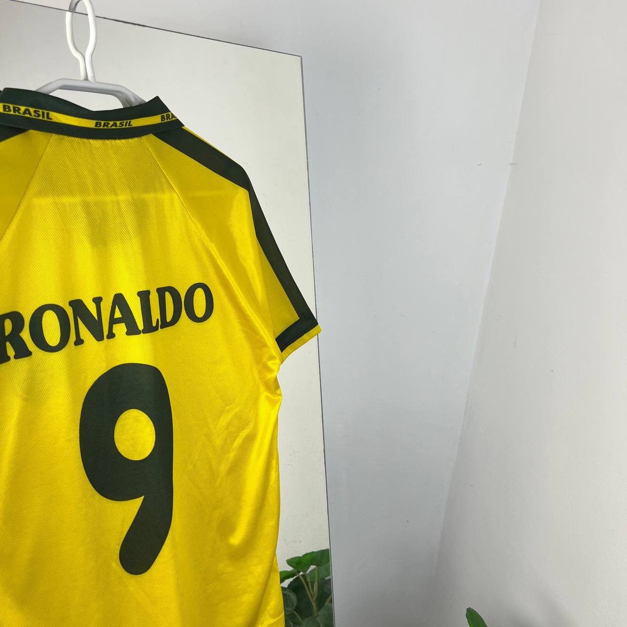 Vintage Vintage Y2K Ronaldo 9 Brazil Soccer Jersey T-Shirt Size US M / EU 48-50 / 2 - 3 Thumbnail