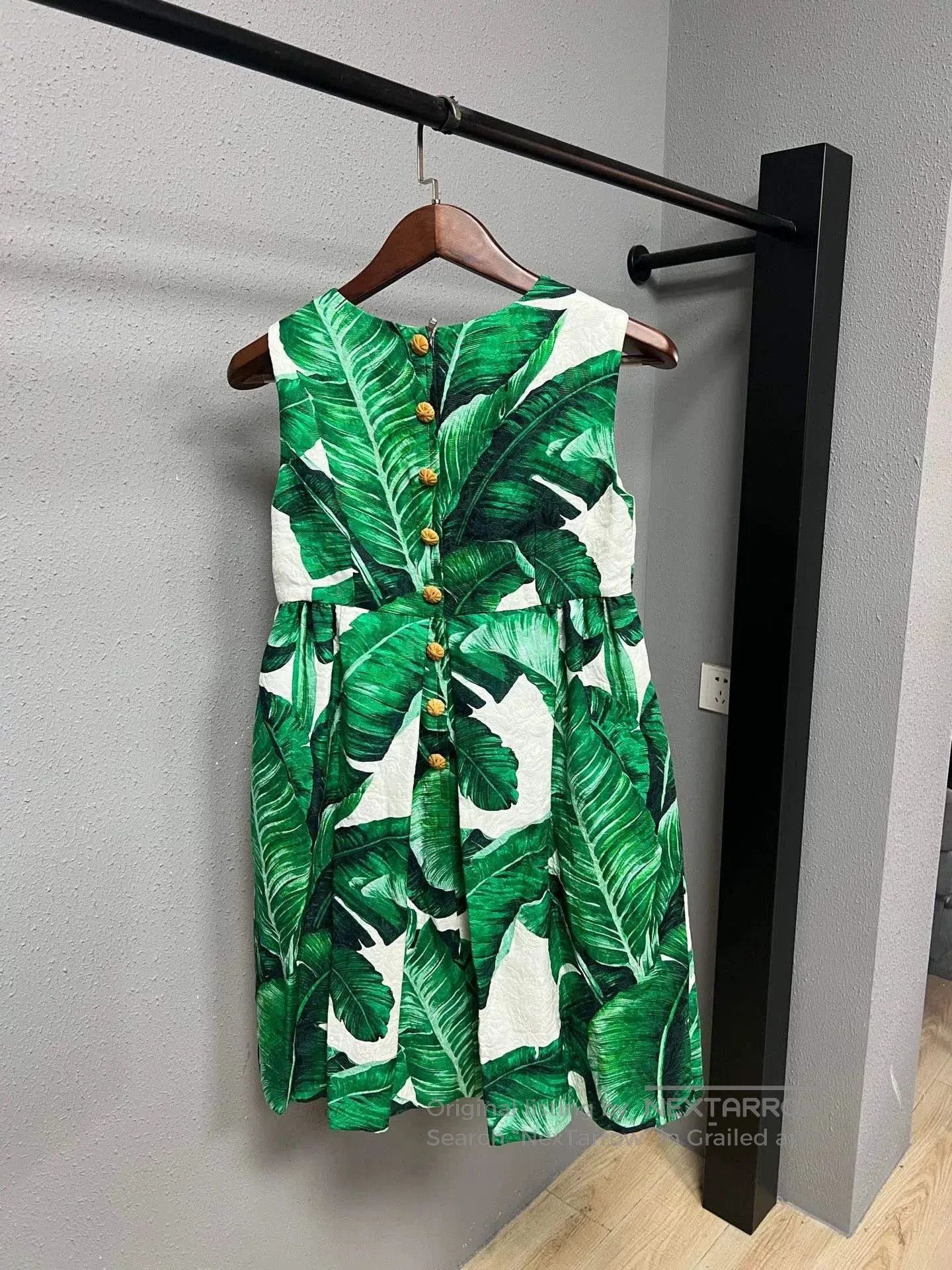Dolce & Gabbana green banana leaf sleeveless dress. Size M / US 6-8 / IT 42-44 - 2 Thumbnail
