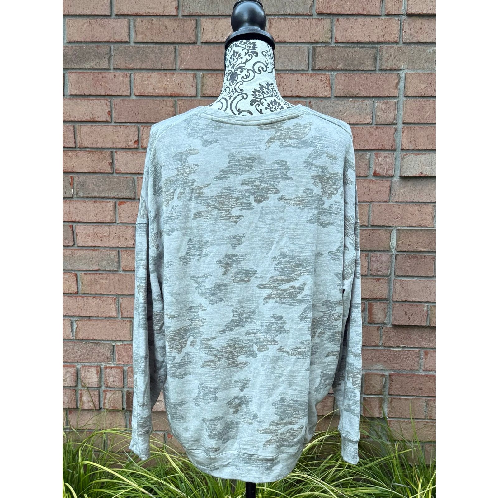Athleta GUC Athleta Women's Gray Camouflage Sweatshirt Size Large Size L / US 10 / IT 46 - 3 Thumbnail