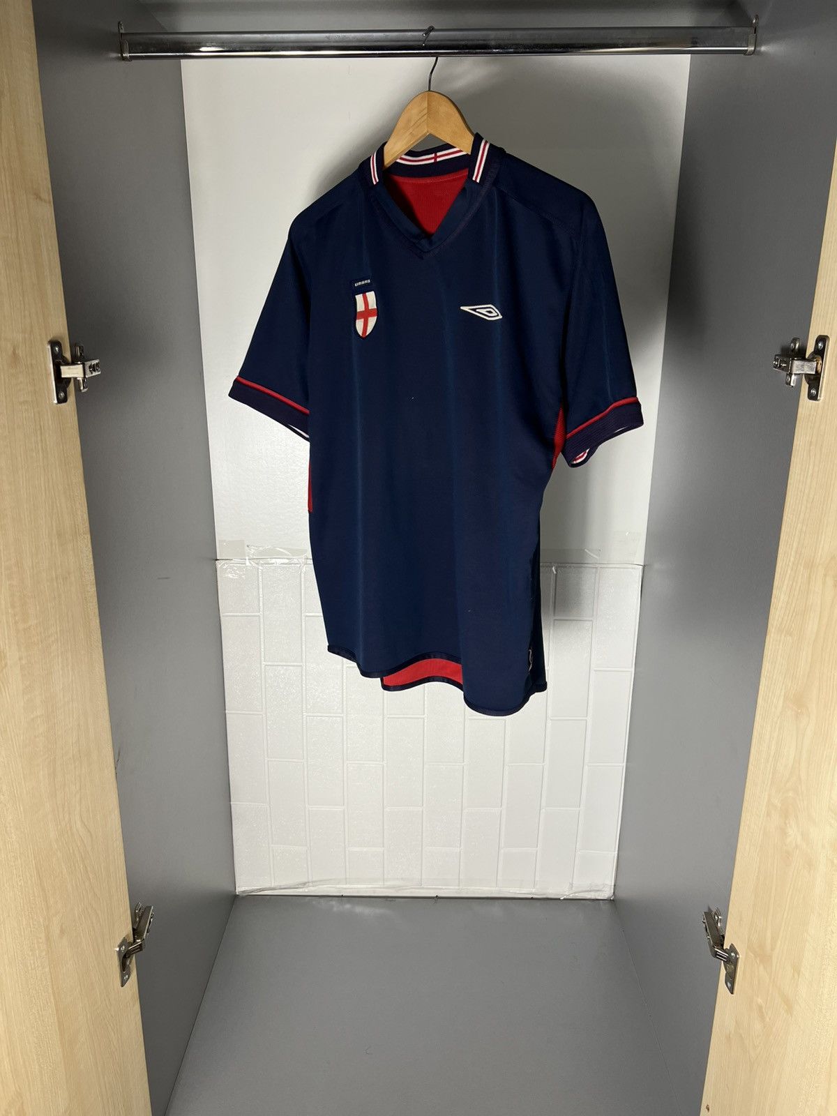 Umbro VINTAGE UMBRO ENGLAND RETRO SOCCER JERSEY MANCHESTER Y2K 90s Size US L / EU 52-54 / 3 - 14 Thumbnail