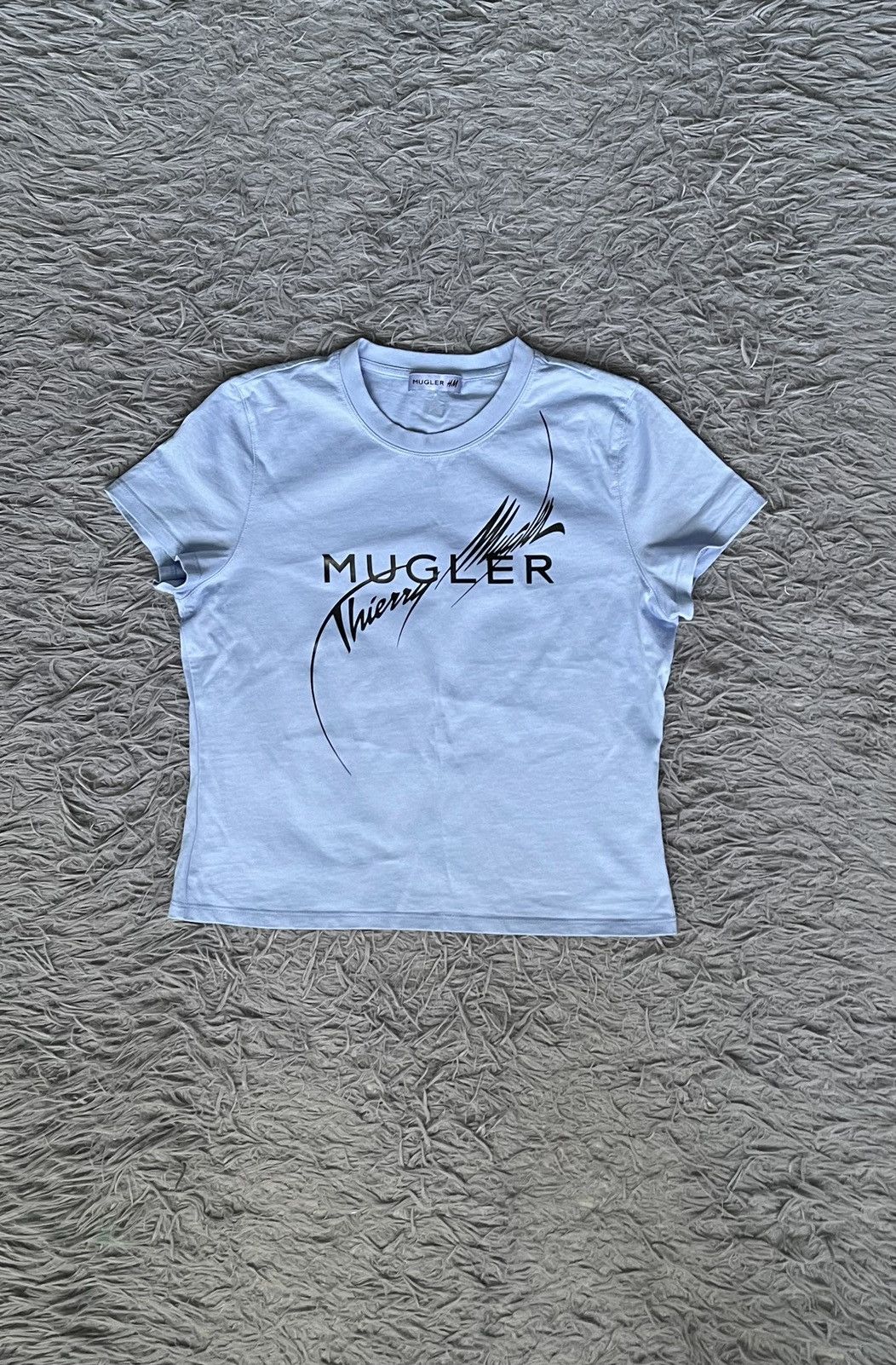 【関税込み】Mugler ホワイト ロゴアップリケ Tシャツ Muglerのホワイト ロゴアップリケ Tシャツがセール中