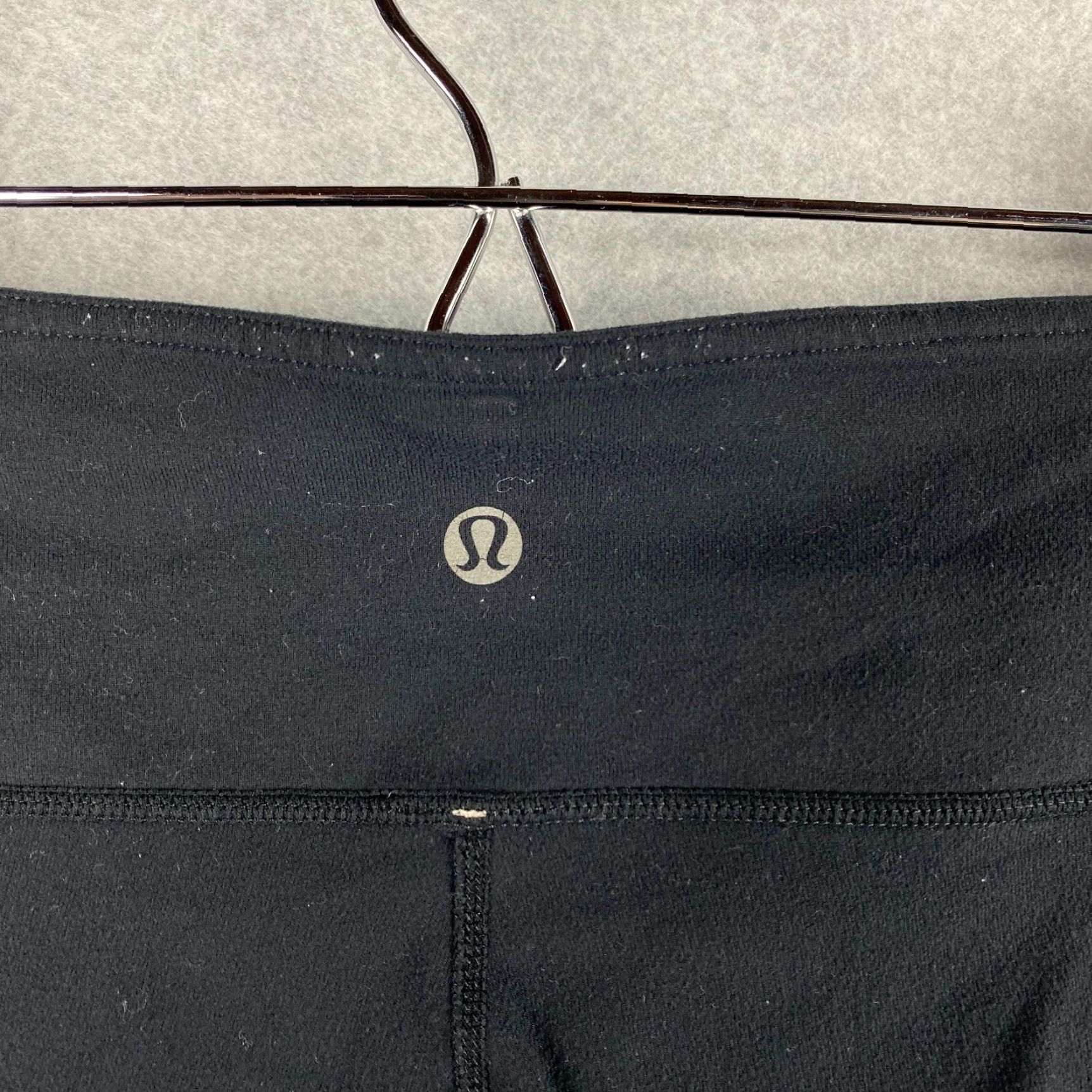 Lululemon Lululemon Capri Pants Womens 6 Black Reversible Double Sided Stretch Yoga Capri Pants Black Womens 6 Lululemon Athleisure Yoga Running {Vintage: No} Size 28" / US 6 / IT 42 - 3 Thumbnail