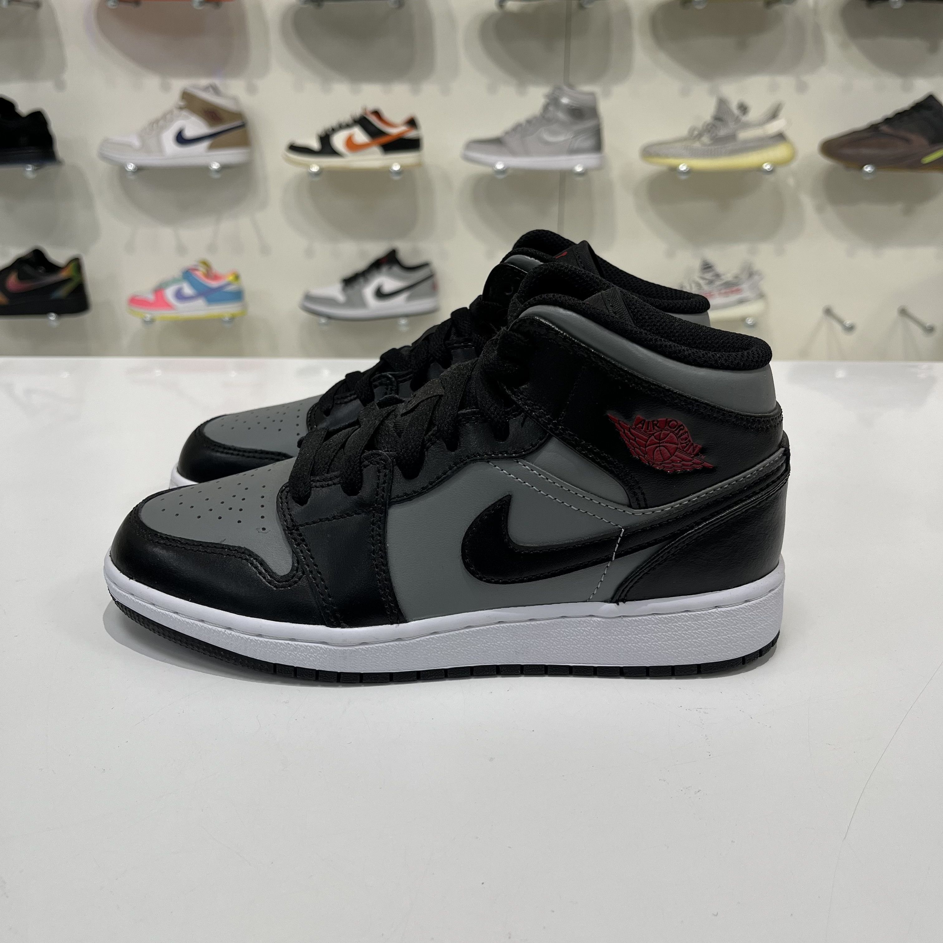 Nike Air Jordan 1 Mid Shodow Red (GS) Size US 5 / EU 37 - 2 Thumbnail