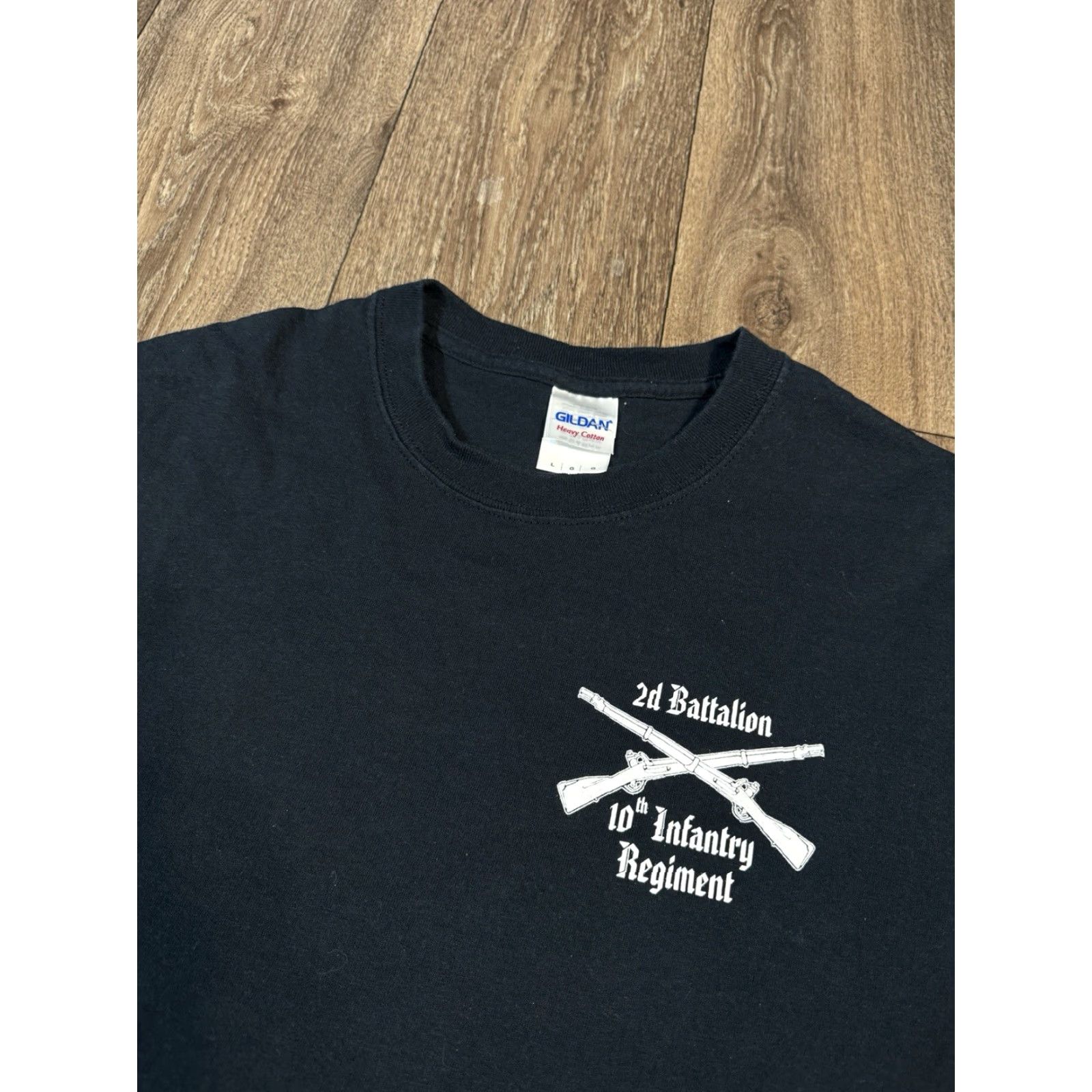 Vintage VINTAGE US Army Military 2d Battalion 10th Infantry Echo Company Mustangs Black T-Shirt Mens L Black Shirt Military 90s Size US L / EU 52-54 / 3 - 5 Thumbnail
