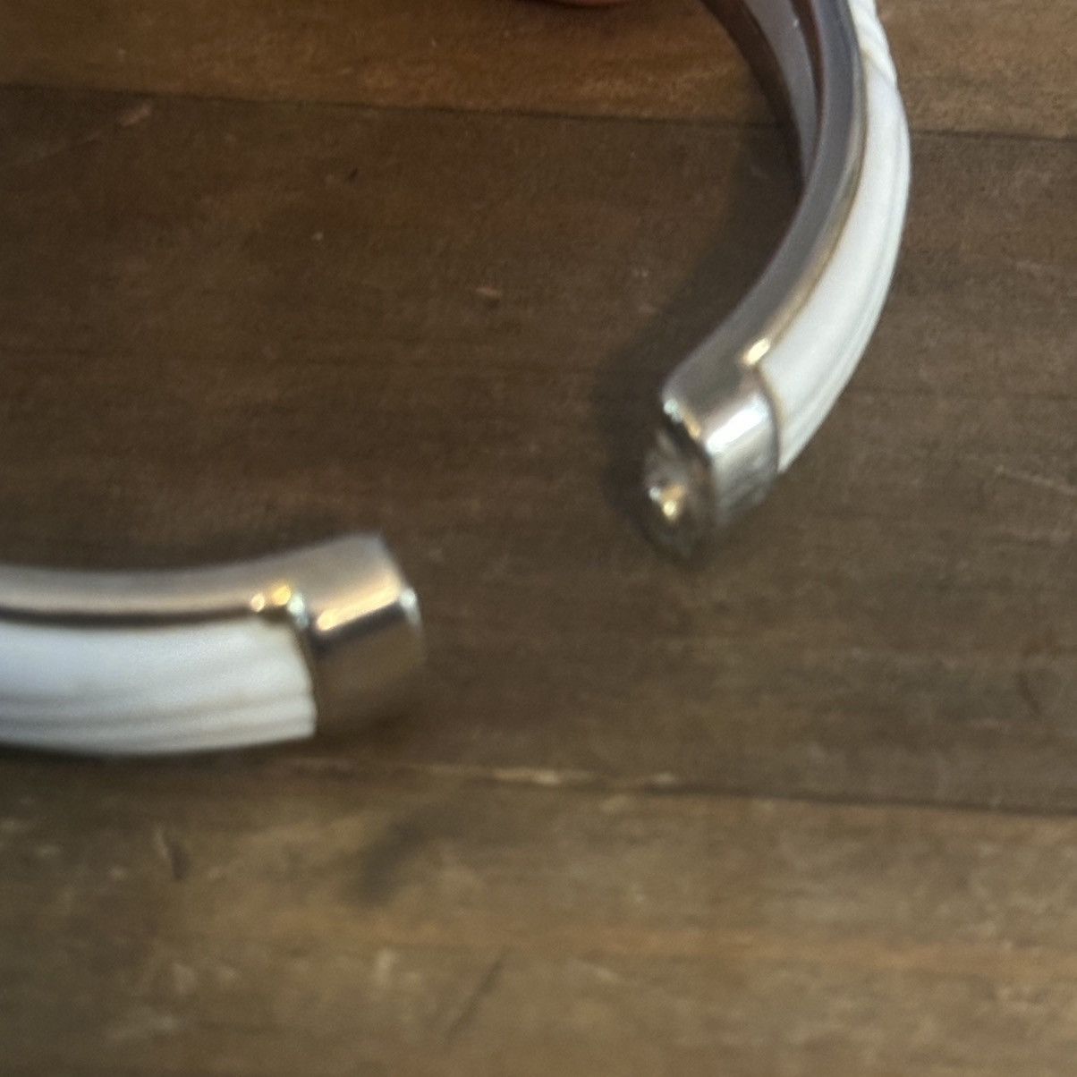 Vintage Vintage white lucite inlay hinged bangle bracelet Size ONE SIZE - 3 Thumbnail